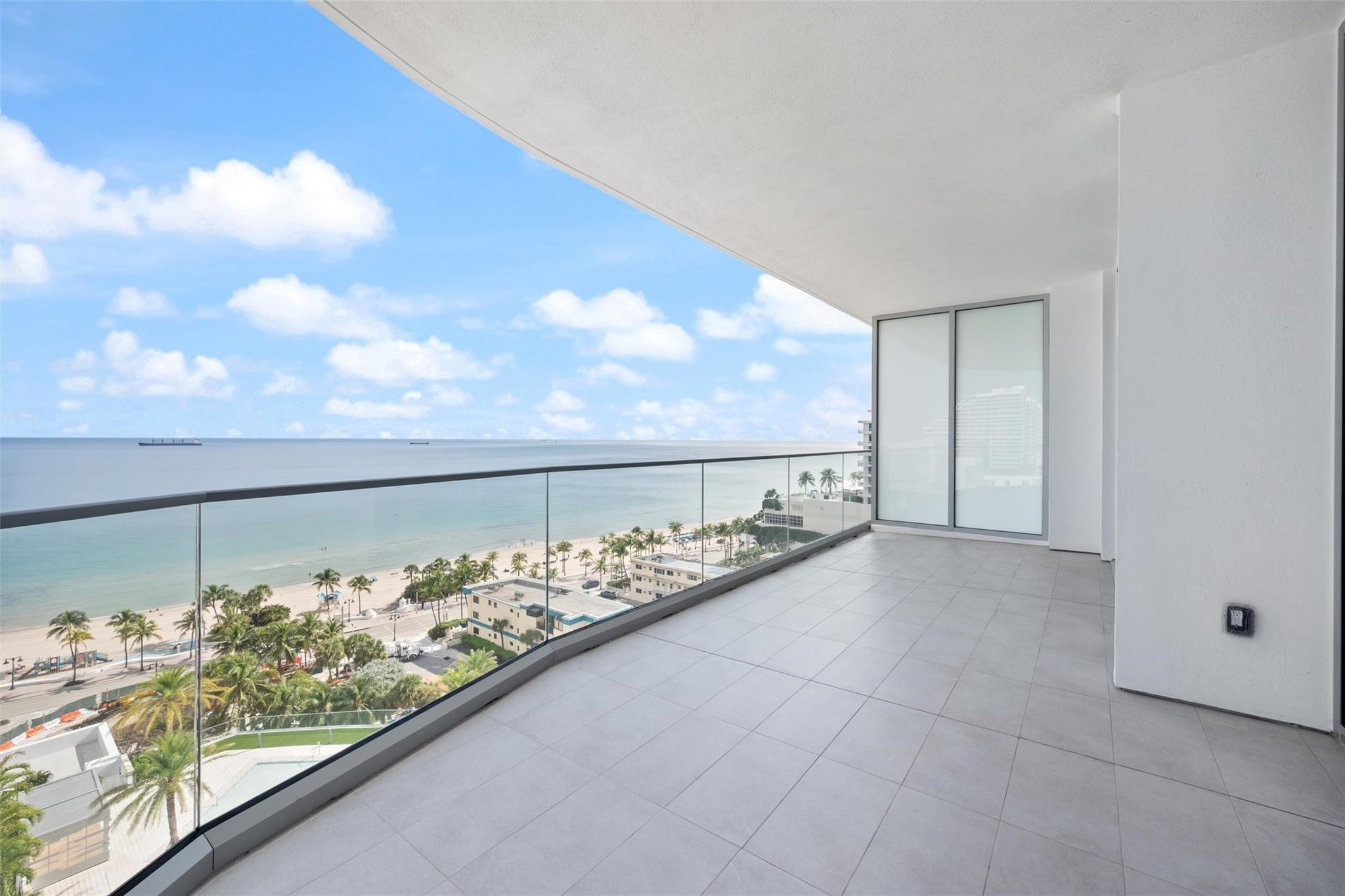 Large terrace facing the Atlantic Ocean.