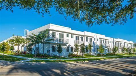 Foto de propiedad en 2651 NE 212th Terrace 107, Miami, FL 33180 Miami con MLS# 