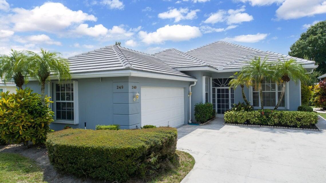 Foto de propiedad en 249 NW Bentley Circle, Port St. Lucie, FL 34986 Port St. Lucie con MLS# 