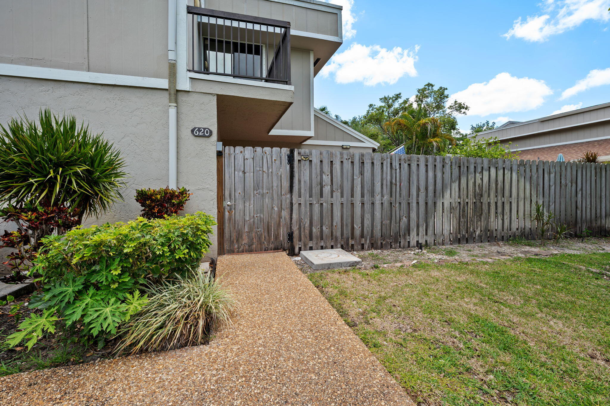 Foto de propiedad en 620 Commodore Drive, Plantation, FL 33325 Plantation con MLS# 
