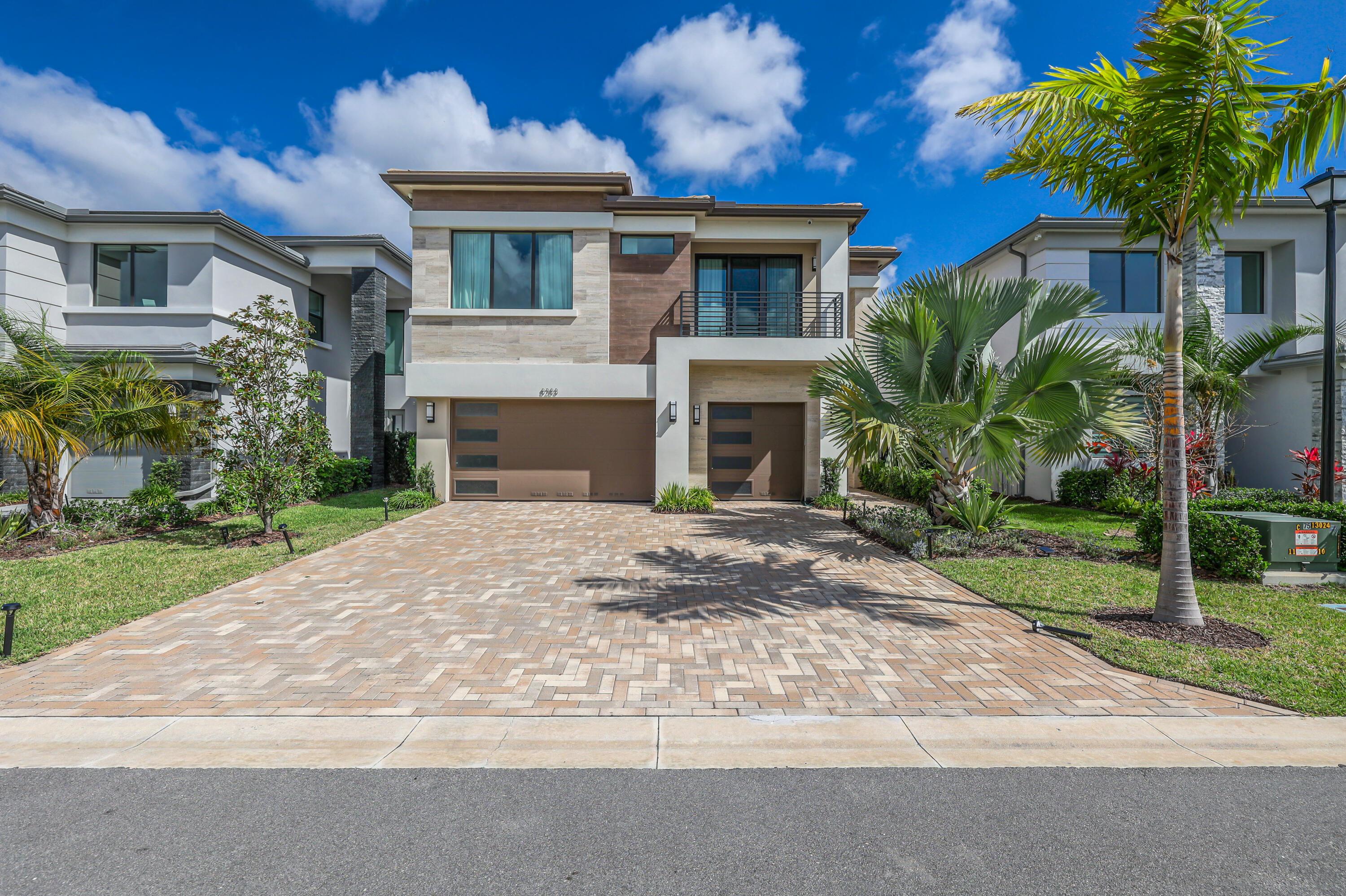 Foto de propiedad en 8283 Royal County Down Road, Boca Raton, FL 33434 Boca Raton con MLS# 