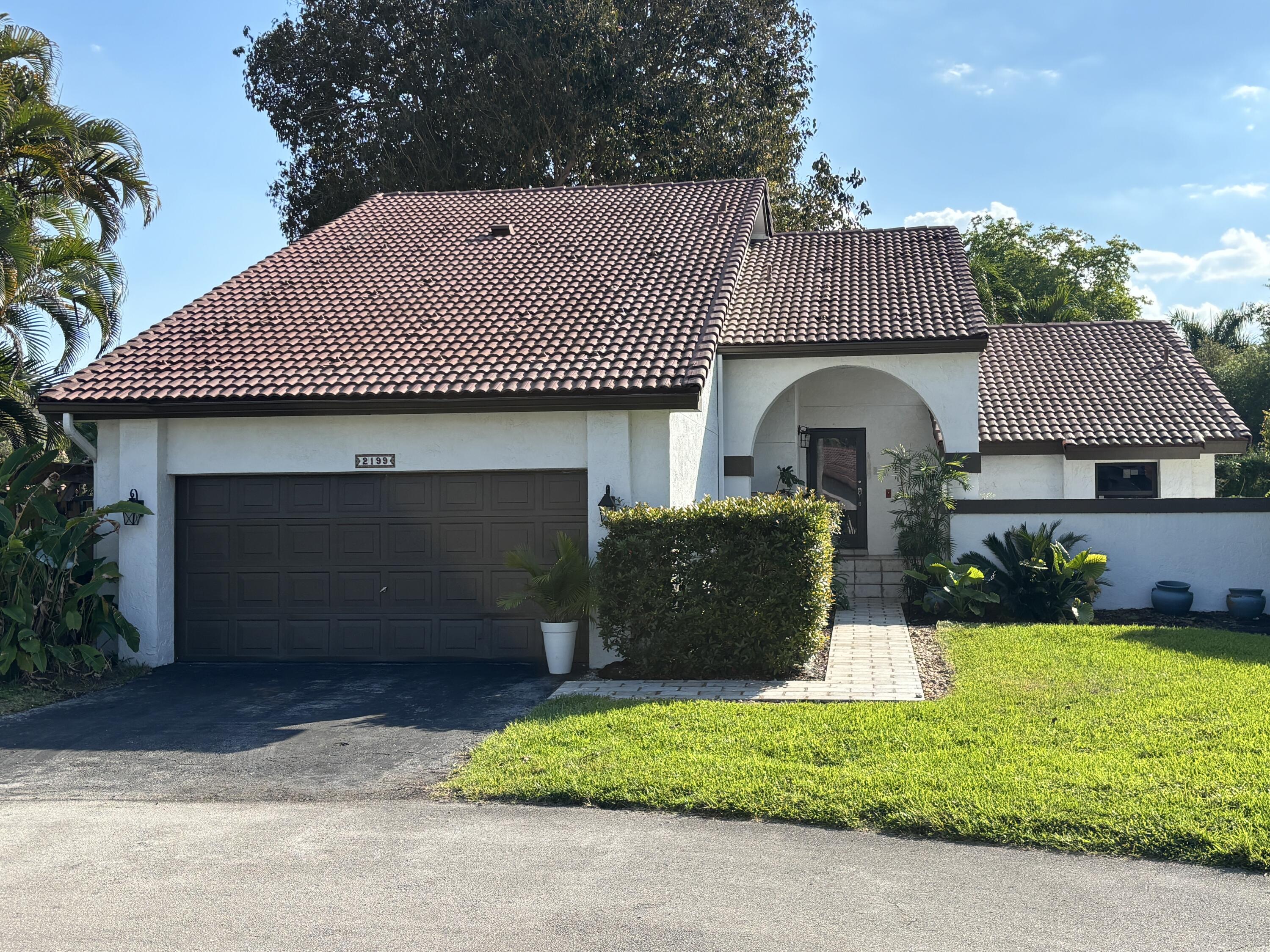 Foto de propiedad en 2199 Charleston, Weston, FL 33326 Weston con MLS# 