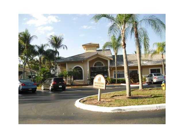 Foto de propiedad en 417 E Palm Cir Circle E 417, Pembroke Pines, FL 33025 Pembroke Pines con MLS# 