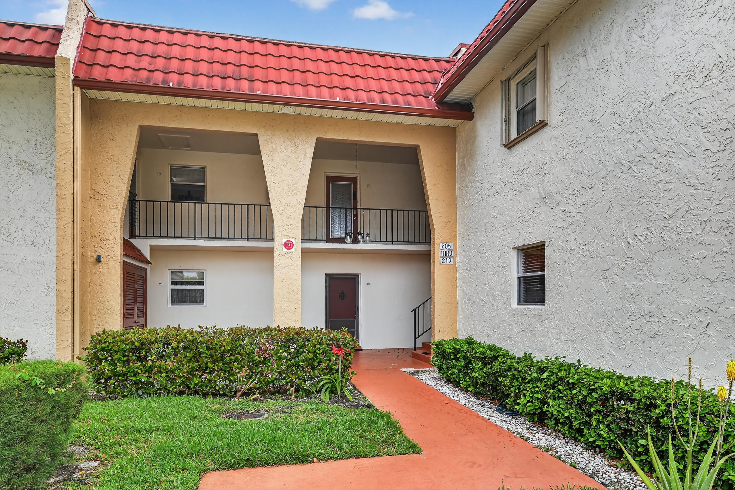 Foto de propiedad en 211 Lake Dora Drive, West Palm Beach, FL 33411 West Palm Beach con MLS# 