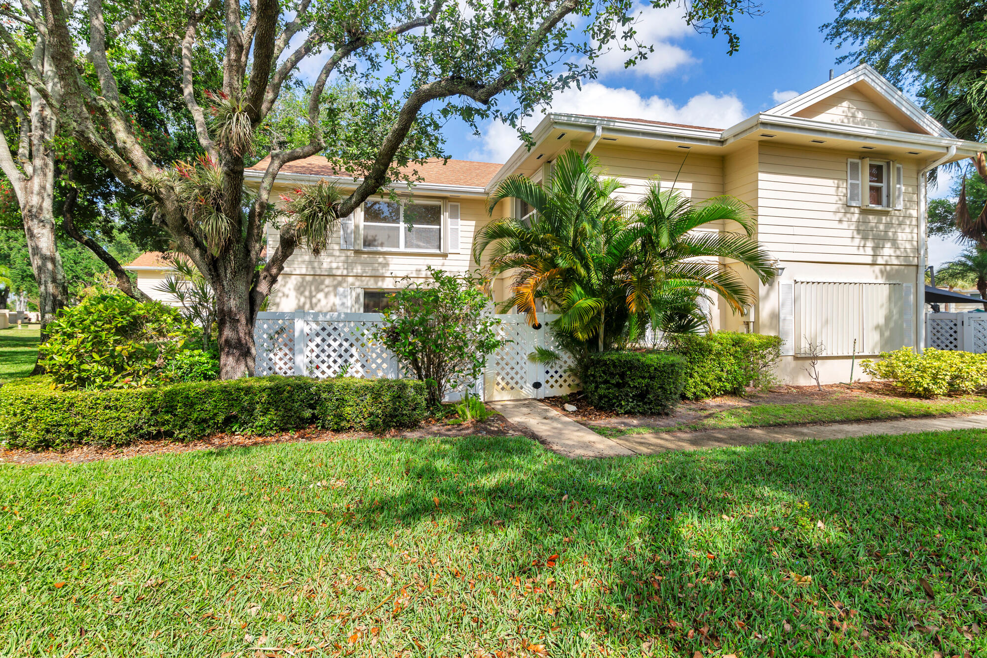 Foto de propiedad en 8142 Bridgewater Court 42c, Lake Clarke Shores, FL 33406 Lake Clarke Shores con MLS# 
