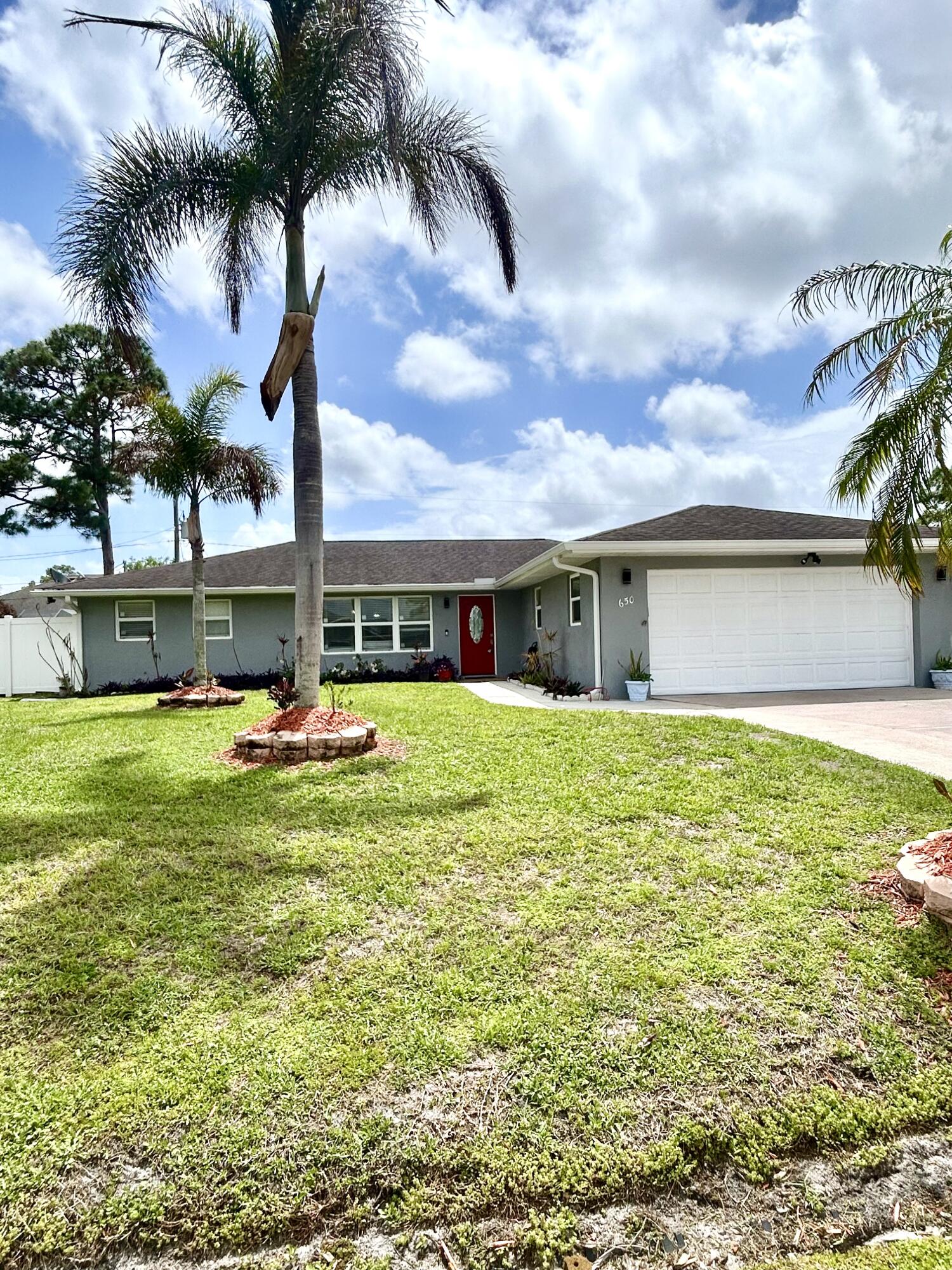 Foto de propiedad en 650 SW Todd Avenue, Port St. Lucie, FL 34983 Port St. Lucie con MLS# 