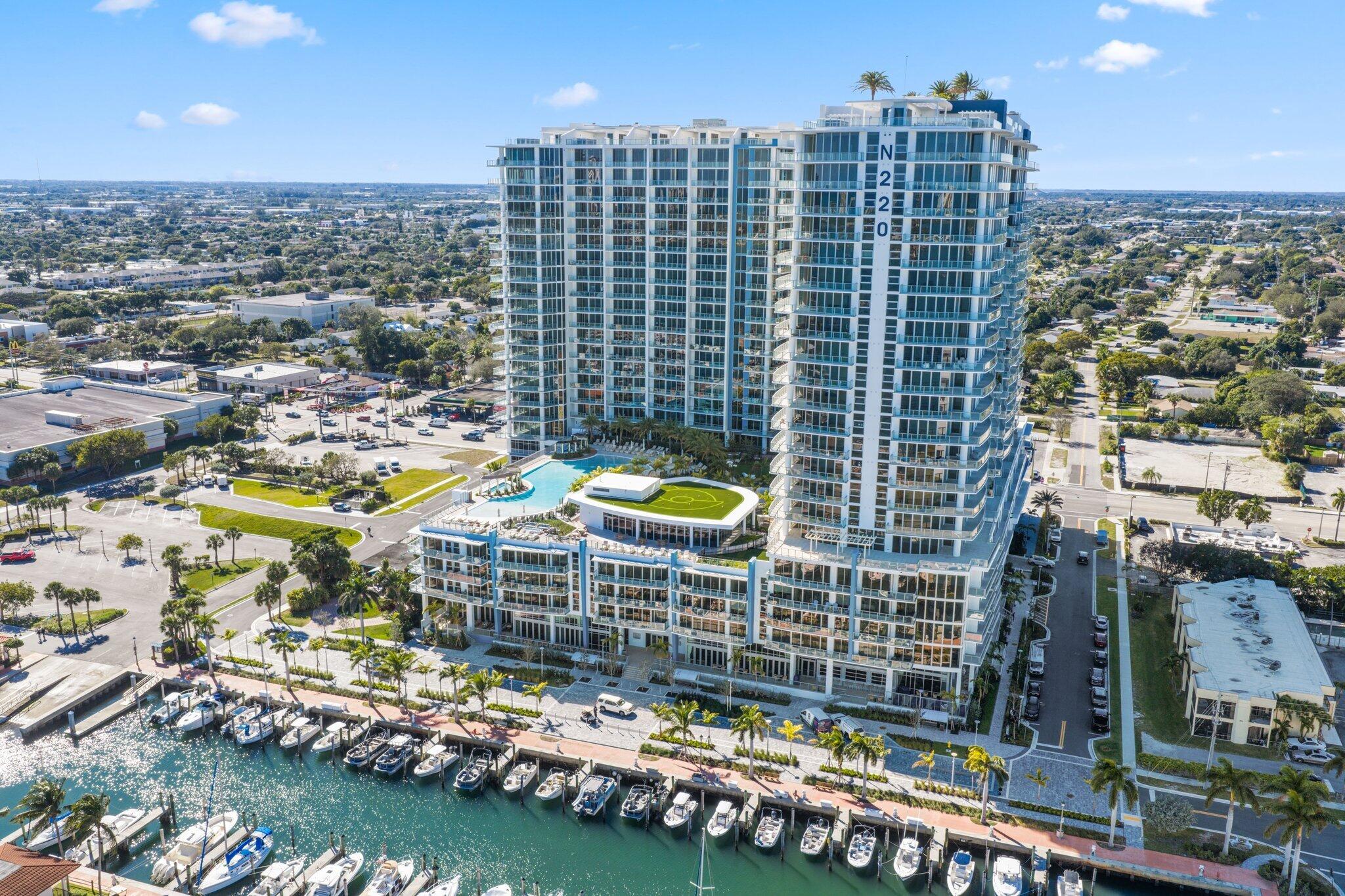 Foto de propiedad en 220 Lake Shore Drive 1121, Lake Park, FL 33403 Lake Park con MLS# 
