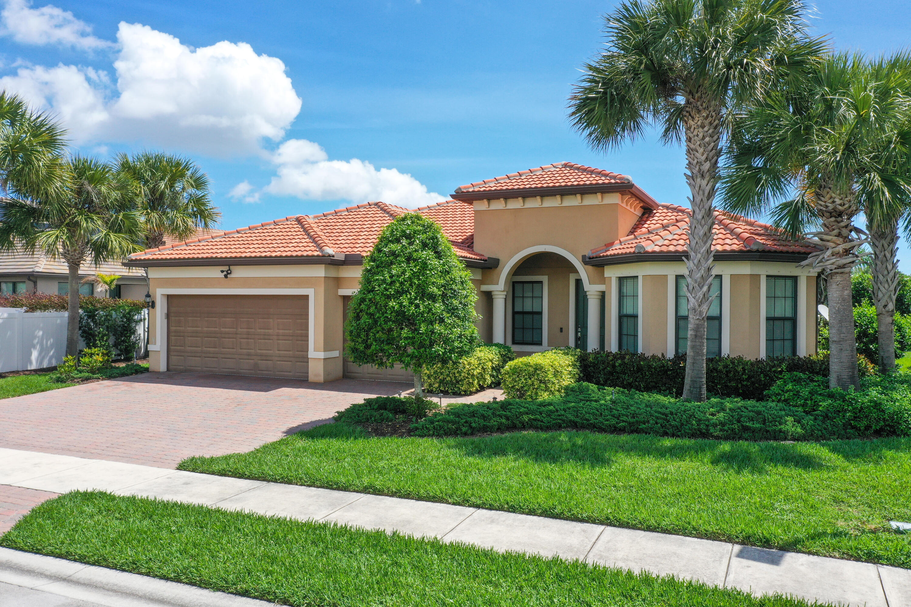 Foto de propiedad en 301 SE Huntington Circle, Port St. Lucie, FL 34984 Port St. Lucie con MLS# 