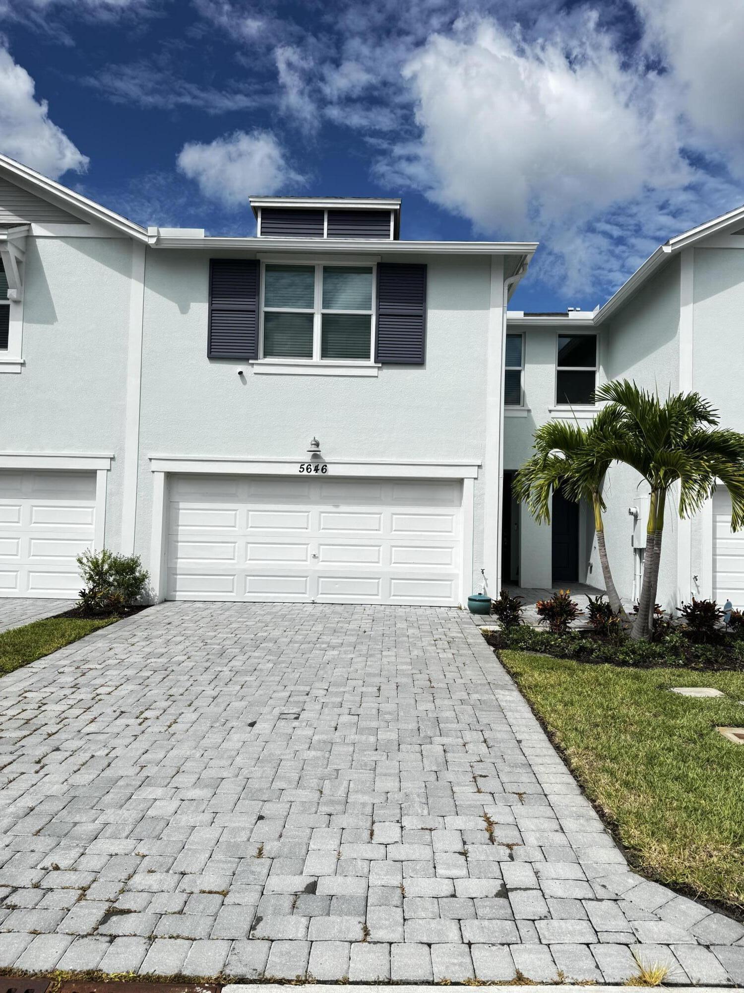 Foto de propiedad en 5646 SE Edgewater Circle, Stuart, FL 34997 Stuart con MLS# 