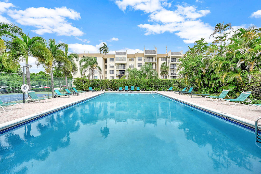 Foto de propiedad en 6190 Woodlands Boulevard 311, Tamarac, FL 33319 Tamarac con MLS# 