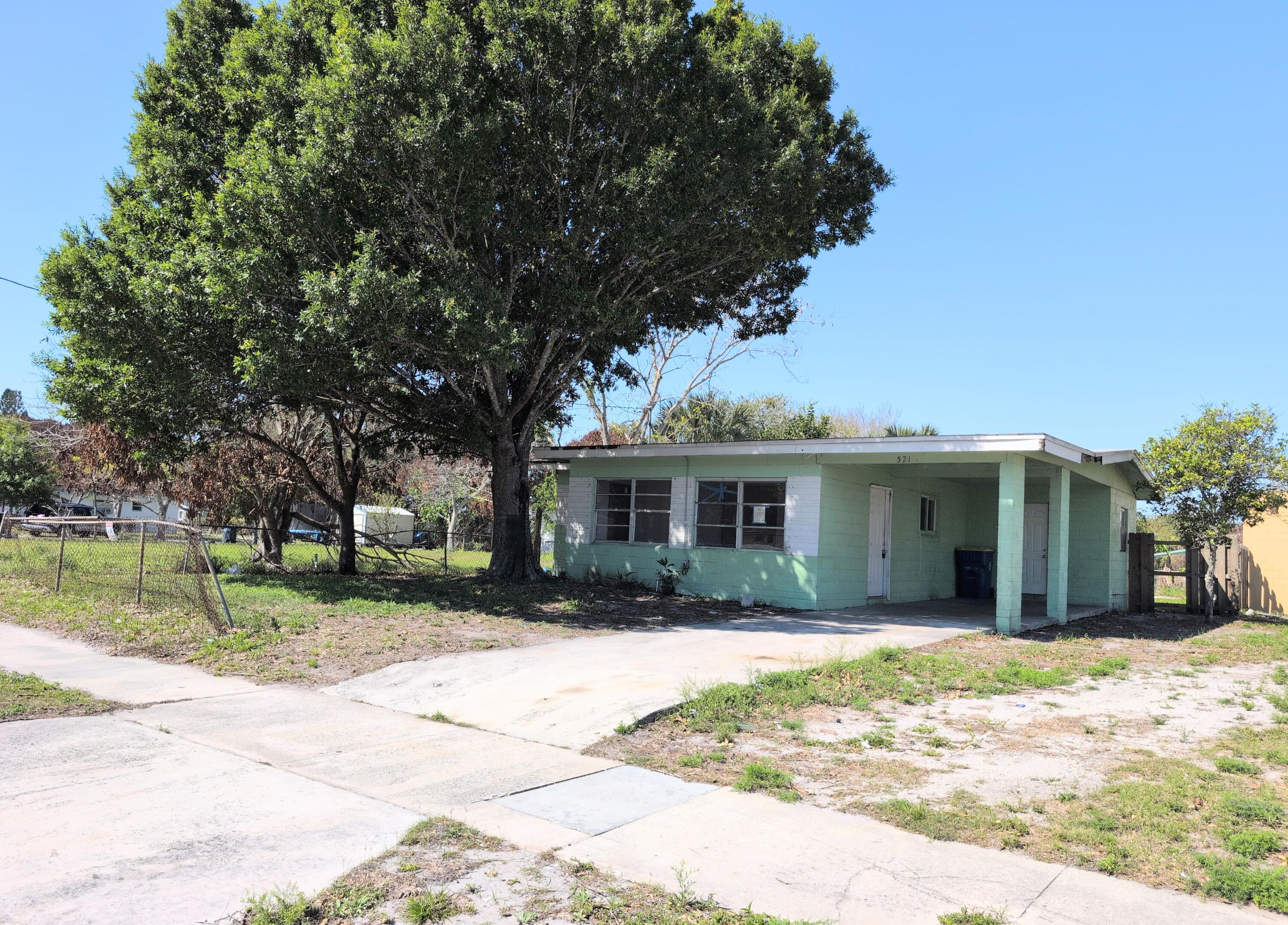 Foto de propiedad en 521 N 22nd Street, Fort Pierce, FL 34950 Fort Pierce con MLS# 
