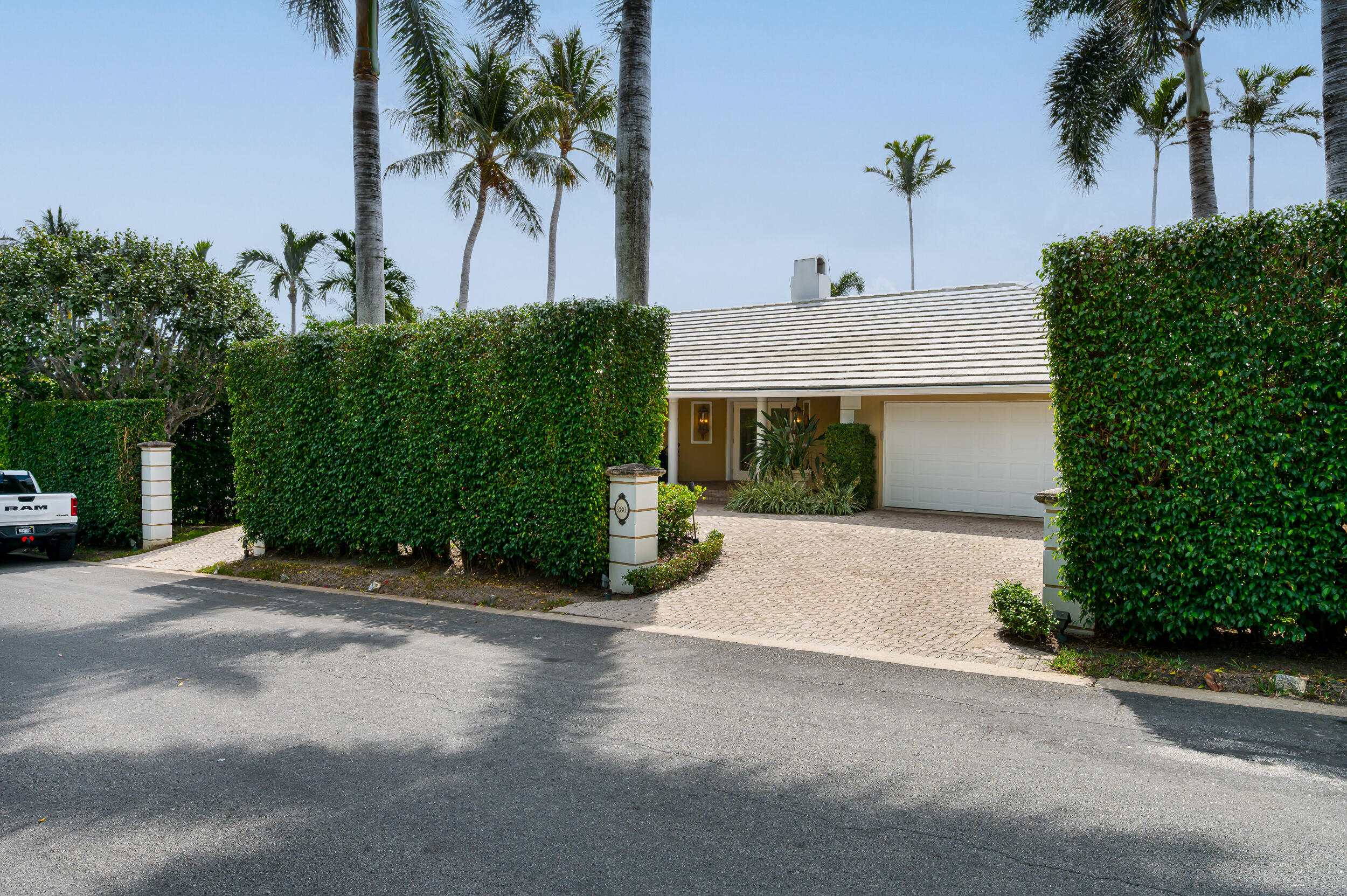 Foto de propiedad en 280 Tradewind Drive, Palm Beach, FL 33480 Palm Beach con MLS# 