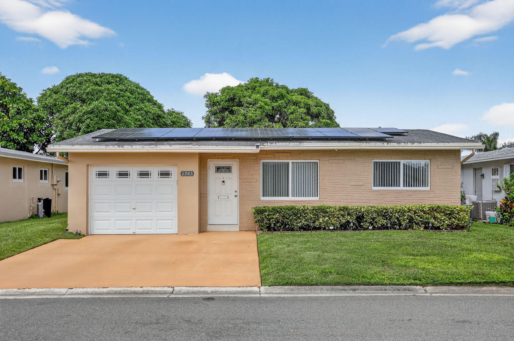 Foto de propiedad en 6945 NW 14th Street, Margate, FL 33063 Margate con MLS# 