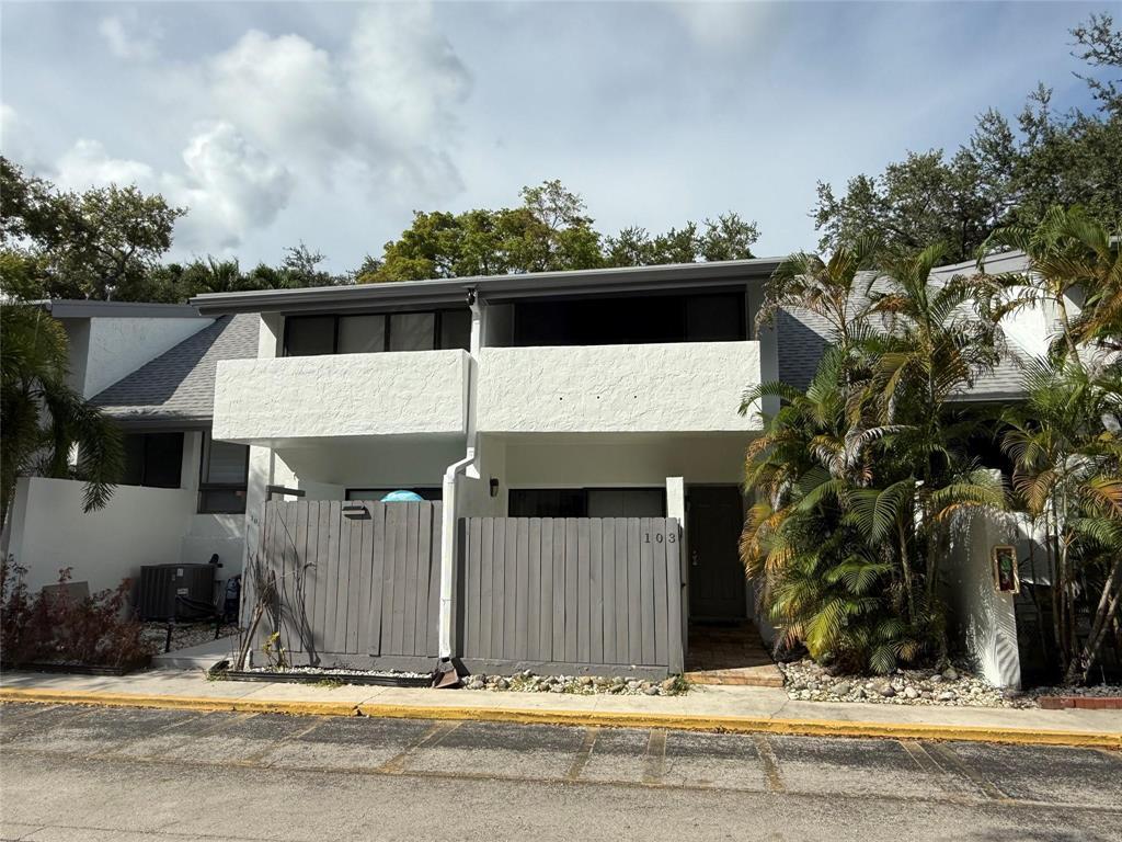 Foto de propiedad en 19428 NE 26th Avenue 103b, Miami, FL 33180 Miami con MLS# 