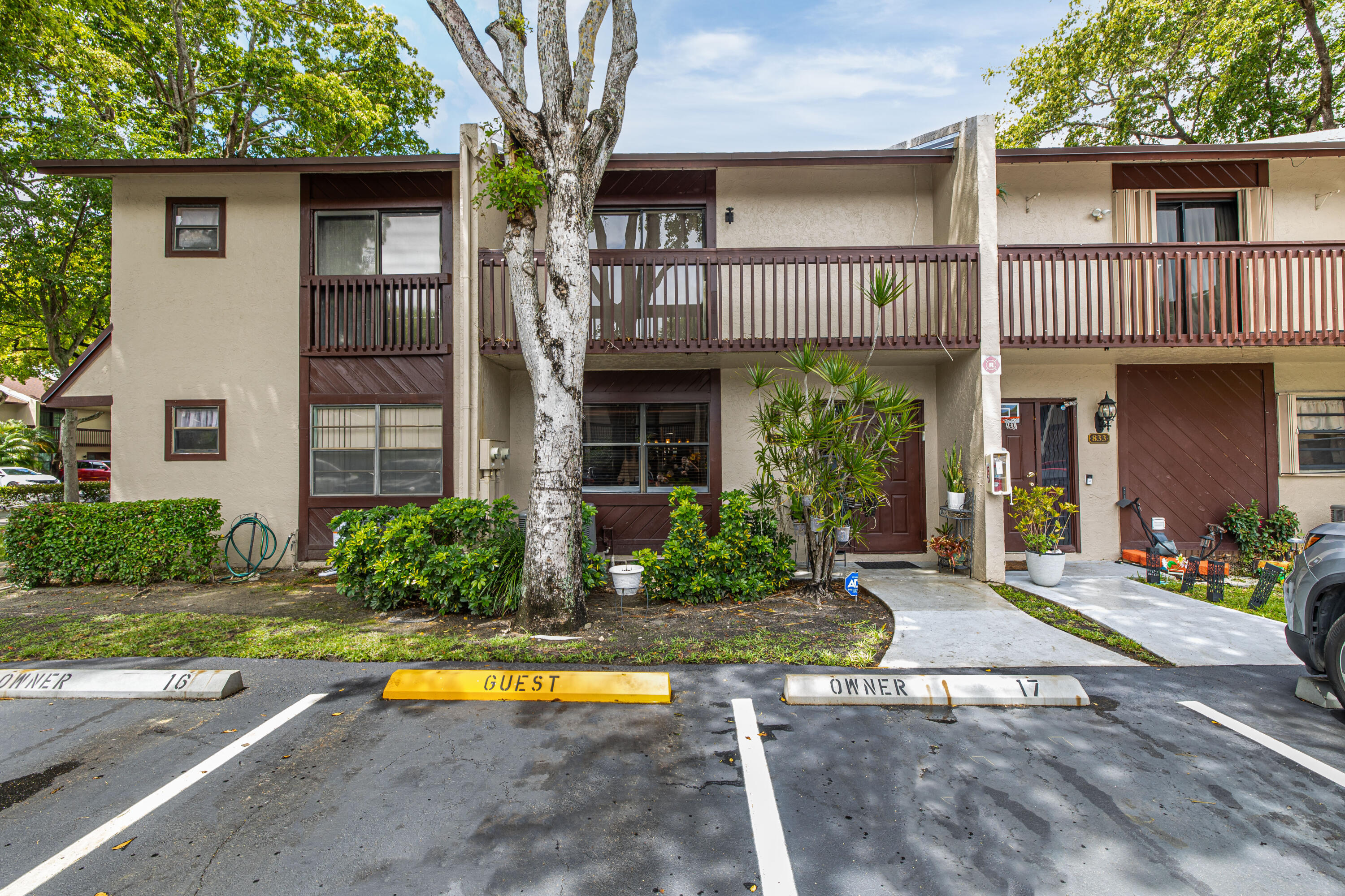 Foto de propiedad en 837 NW 47th Street, Deerfield Beach, FL 33064 Deerfield Beach con MLS# 