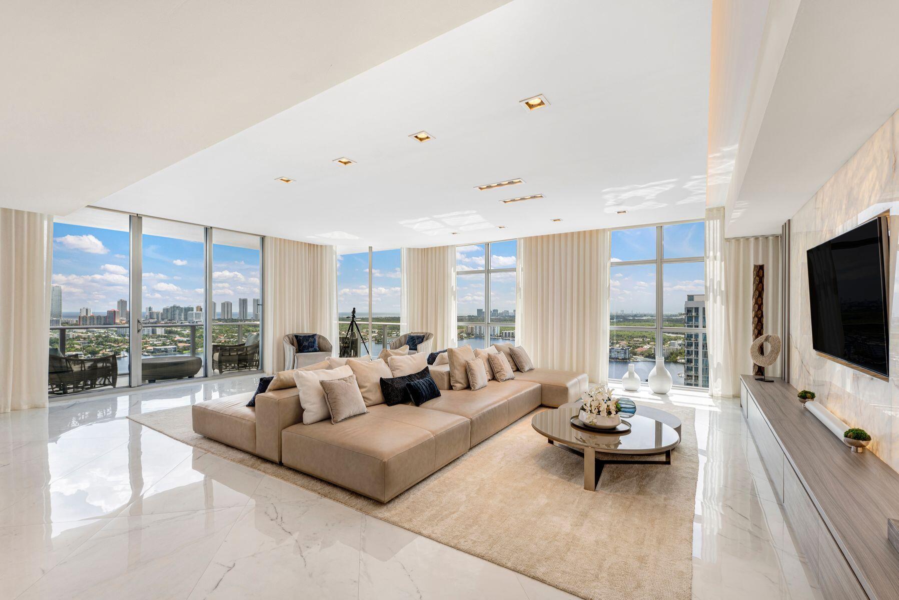 Foto de propiedad en 17301 Biscayne Boulevard Ph-7, North Miami Beach, FL 33160 North Miami Beach con MLS# 