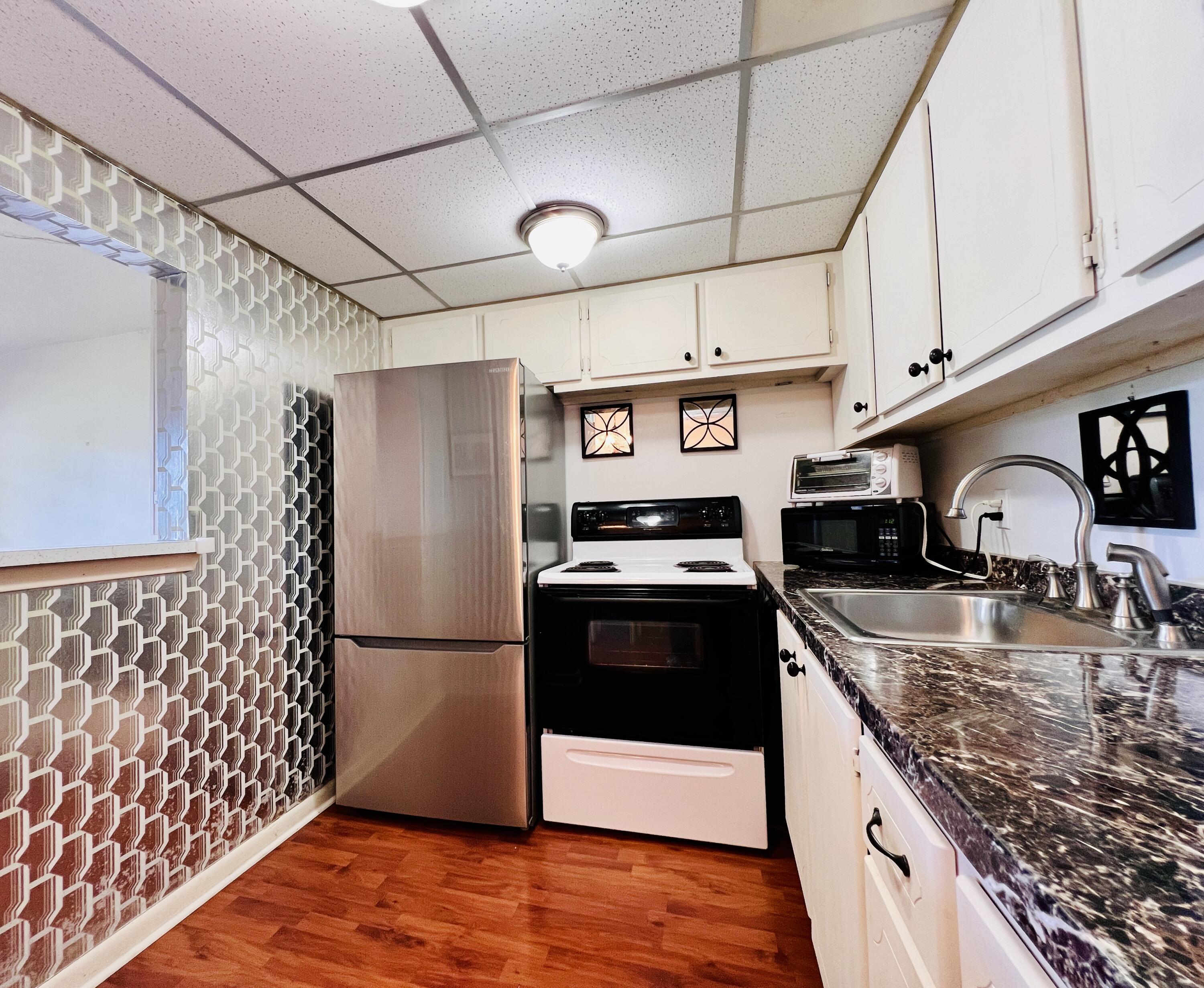 Nicely Maintained FIRST FLOOR 1/1 With CENTRAL AC (A Rare Feature for 1/1 Units)