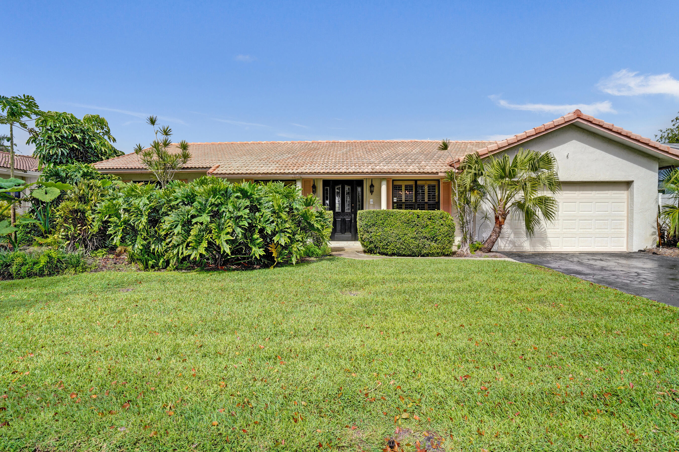 Foto de propiedad en 1721 SW 69th Avenue, Plantation, FL 33317 Plantation con MLS# 