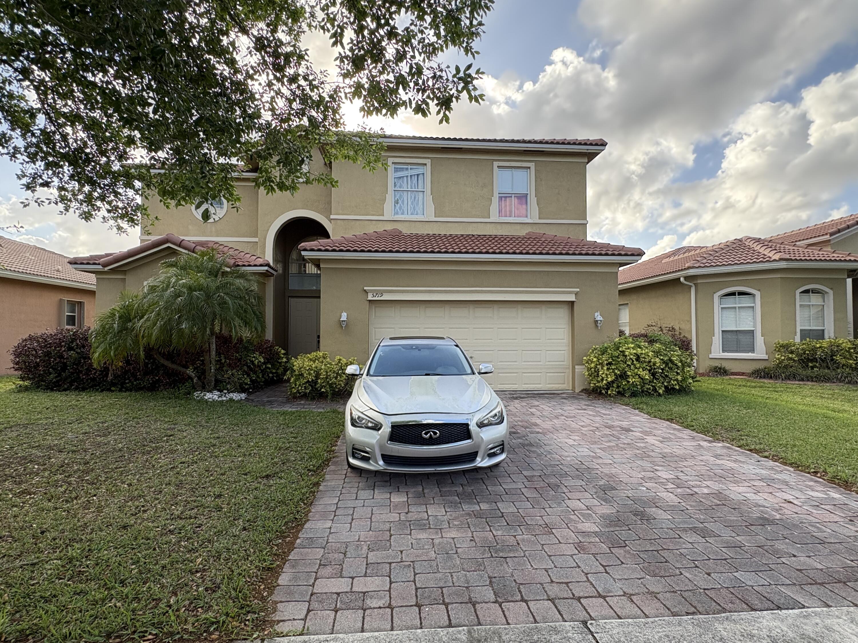 Foto de propiedad en 5719 Place Lake Drive, Fort Pierce, FL 34951 Fort Pierce con MLS# 