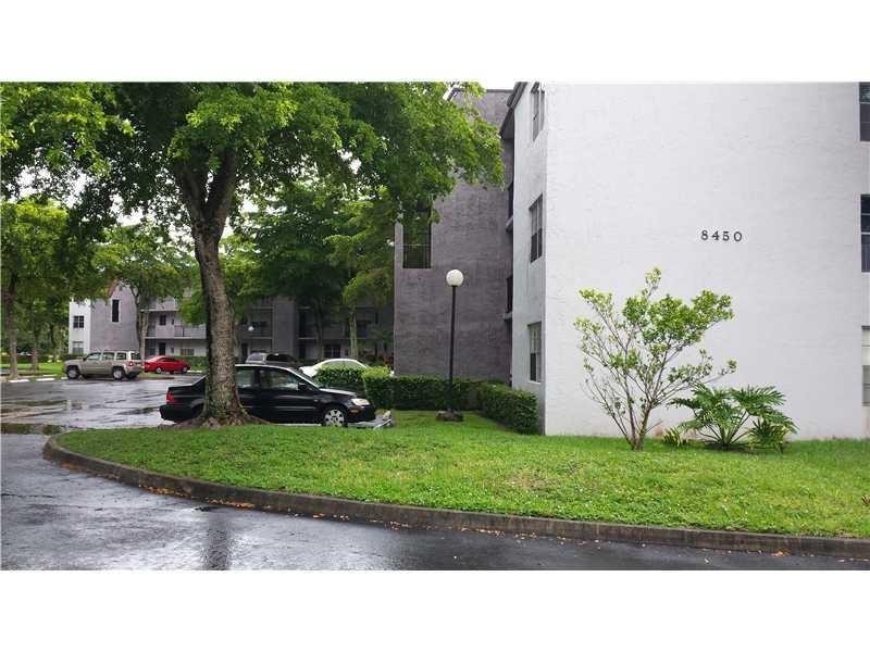Foto de propiedad en 8450 Lagos De Campo Boulevard 201, Tamarac, FL 33321 Tamarac con MLS# 