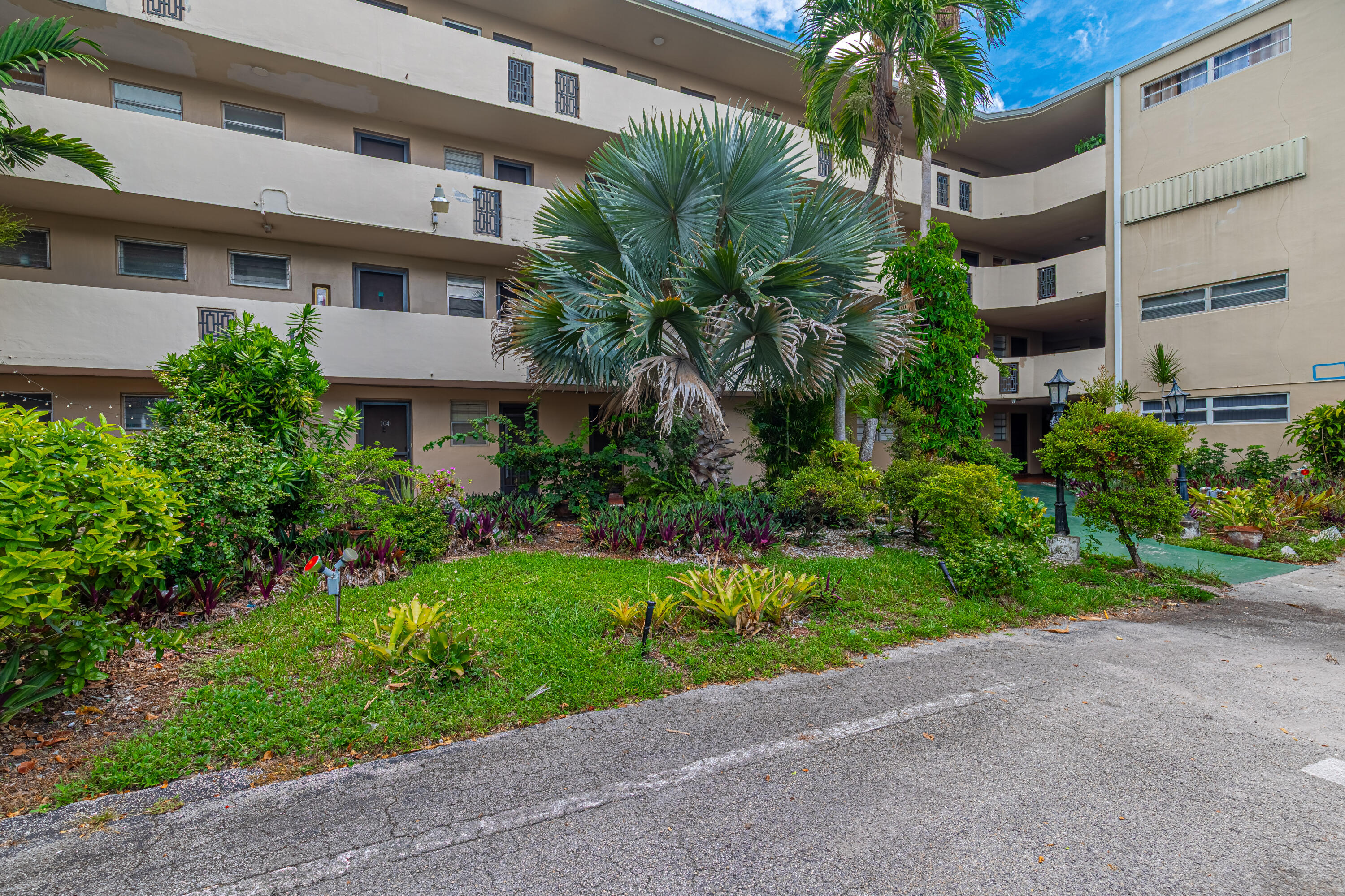 Foto de propiedad en 1660 NE 191st Street Unit 311, Miami, FL 33179 Miami con MLS# 