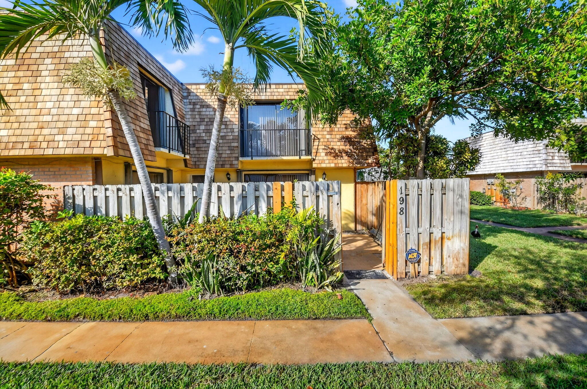 Foto de propiedad en 198 Lake Arbor Drive, Palm Springs, FL 33461 Palm Springs con MLS# 