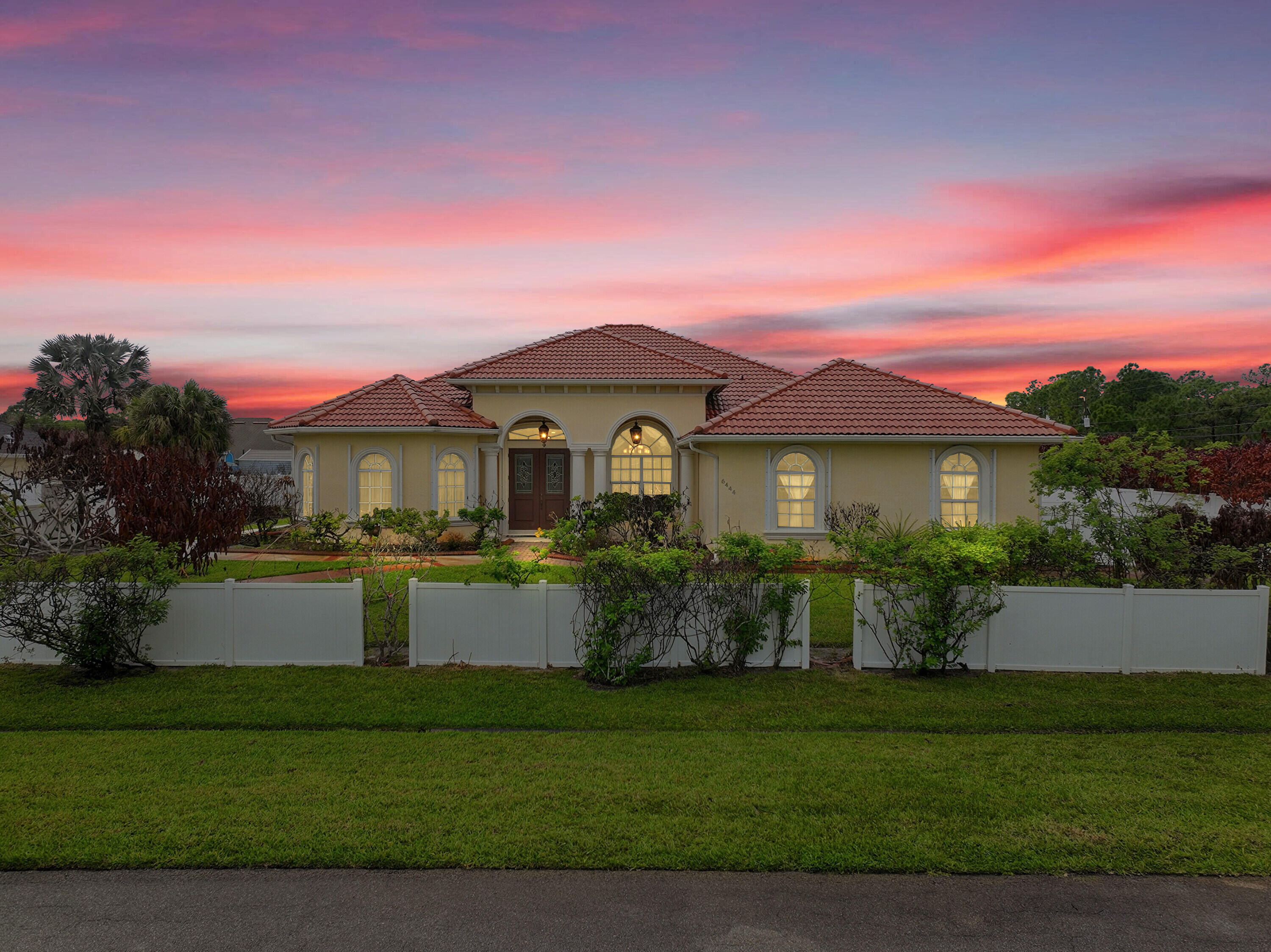 Foto de propiedad en 6444 NW Frenze Street, Port St. Lucie, FL 34986 Port St. Lucie con MLS# 
