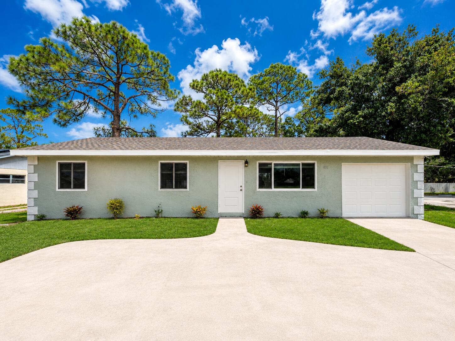 Foto de propiedad en 651 SE Port St Lucie Boulevard, Port St. Lucie, FL 34984 Port St. Lucie con MLS# 