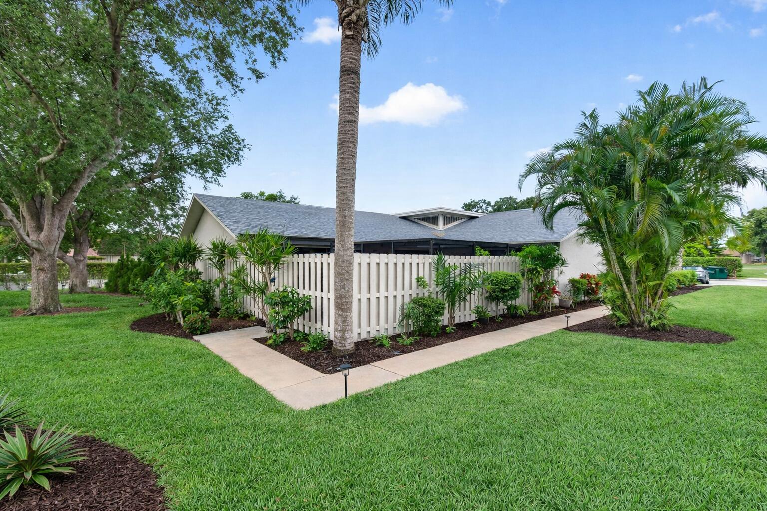 Foto de propiedad en 801 NW 30th Avenue C, Delray Beach, FL 33445 Delray Beach con MLS# 
