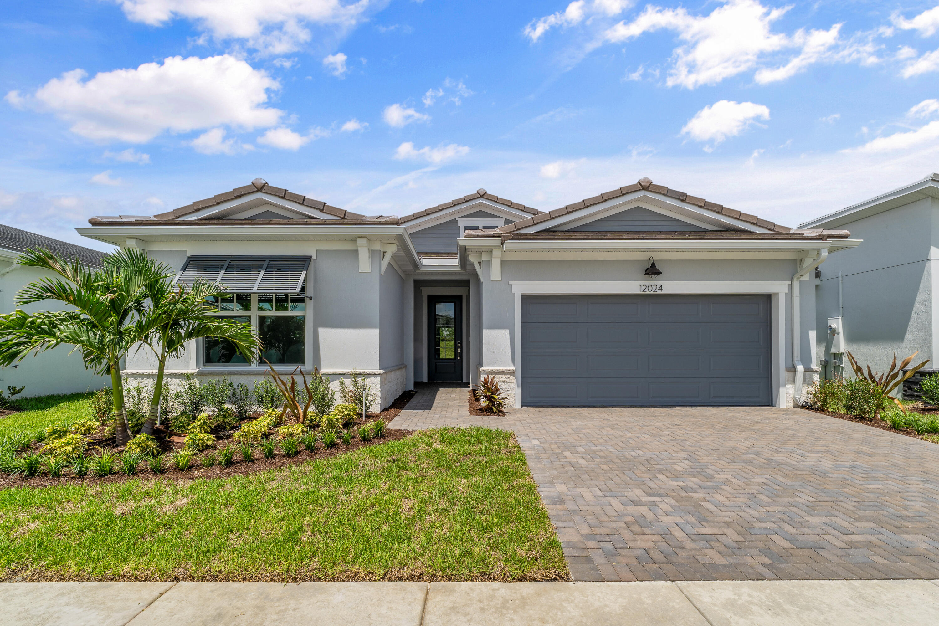 Foto de propiedad en 12024 SW Pantone Street, Port St. Lucie, FL 34987 Port St. Lucie con MLS# 