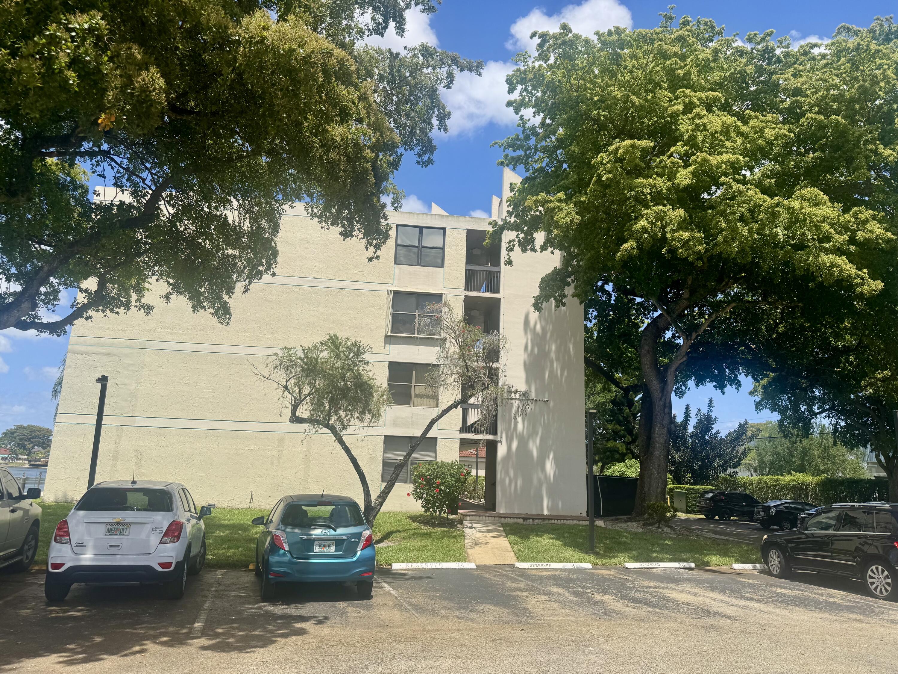 Foto de propiedad en 110 Lake Emerald Drive 404, Oakland Park, FL 33309 Oakland Park con MLS# 