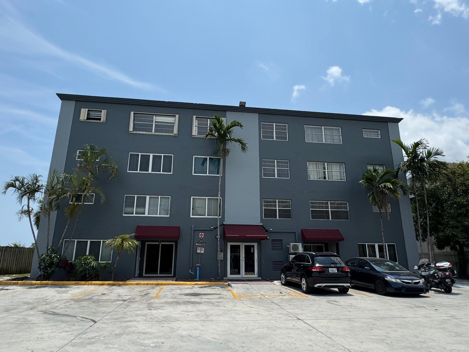 Foto de propiedad en 1060 Crystal Lake Drive 101, Deerfield Beach, FL 33064 Deerfield Beach con MLS# 