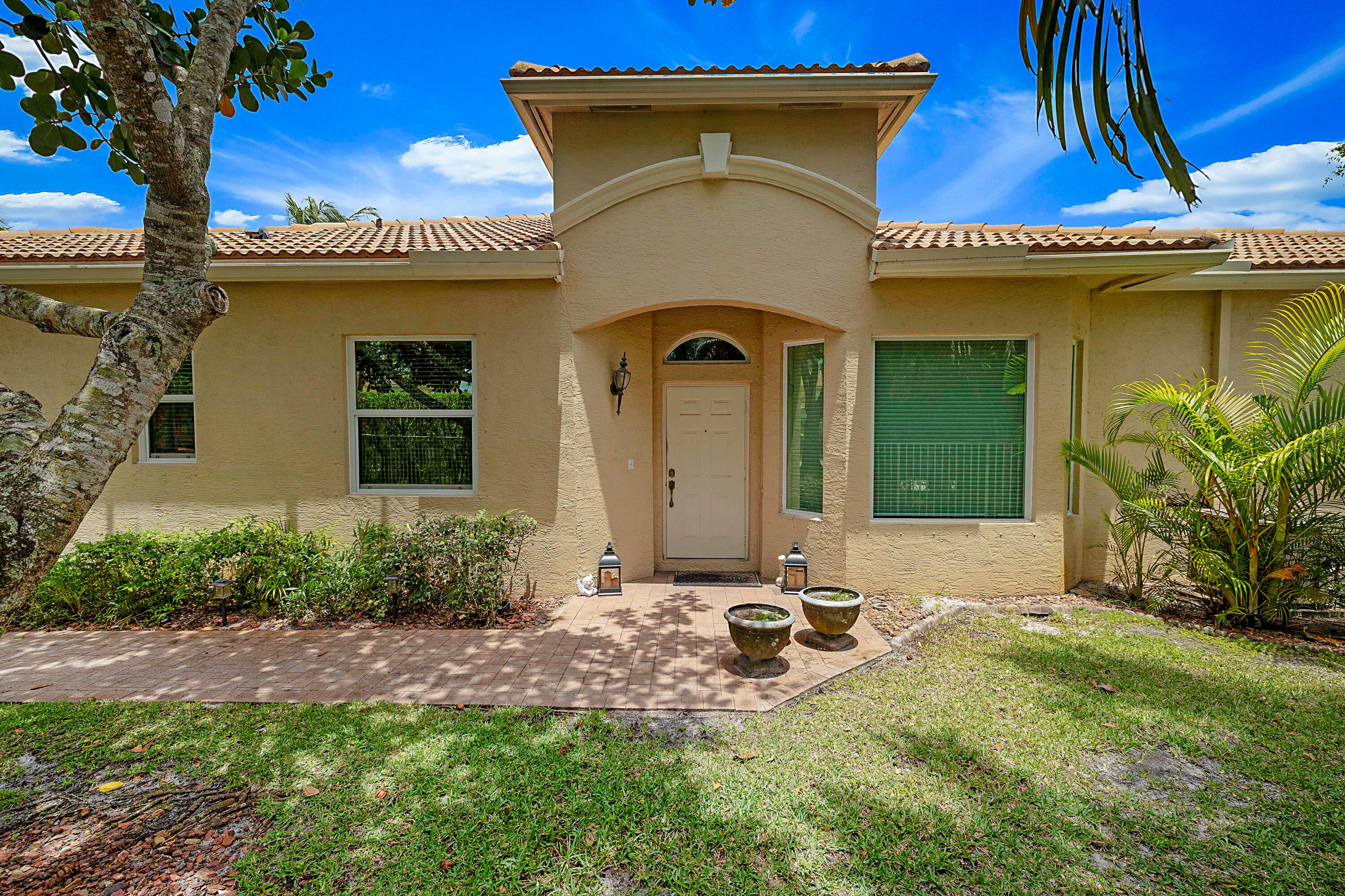 Foto de propiedad en 2568 Sandy Cay, West Palm Beach, FL 33411 West Palm Beach con MLS# 