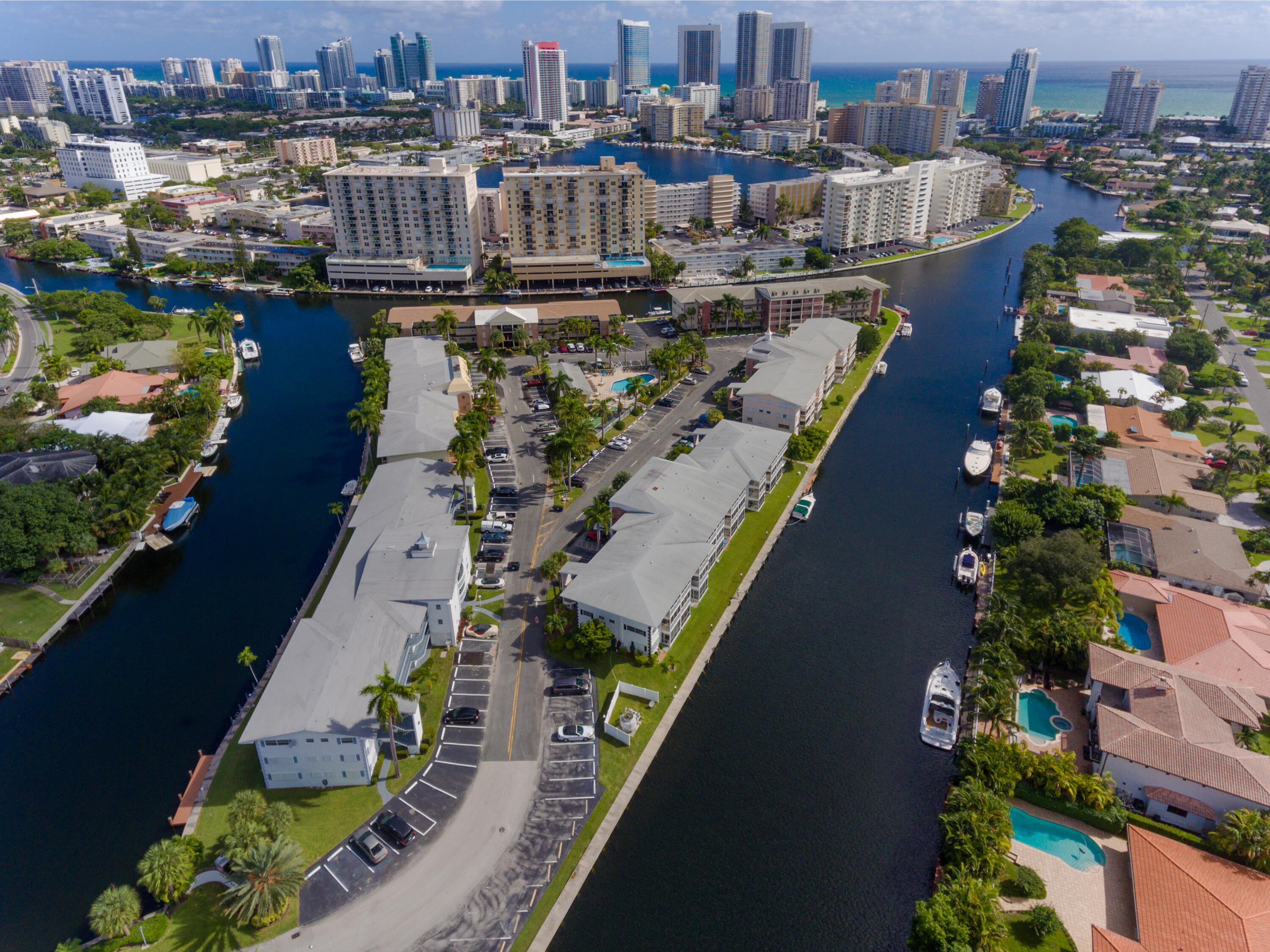 Vendido 460 Paradise Isle Boulevard 203, Hallandale Beach, FL 33009, Hallandale Beach, FL 33009