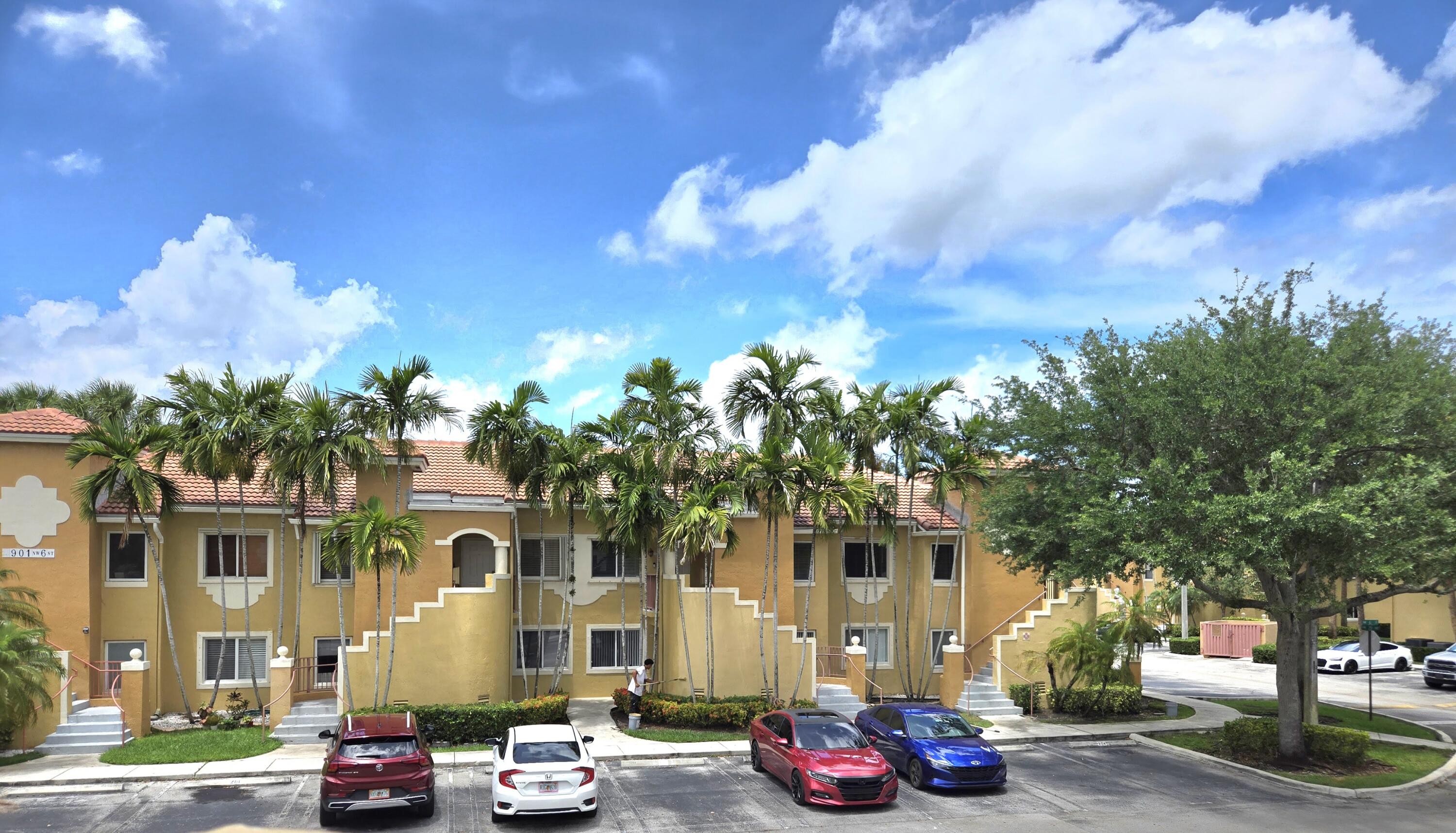 Foto de propiedad en 7900 NW 6th Street 205, Pembroke Pines, FL 33024 Pembroke Pines con MLS# 