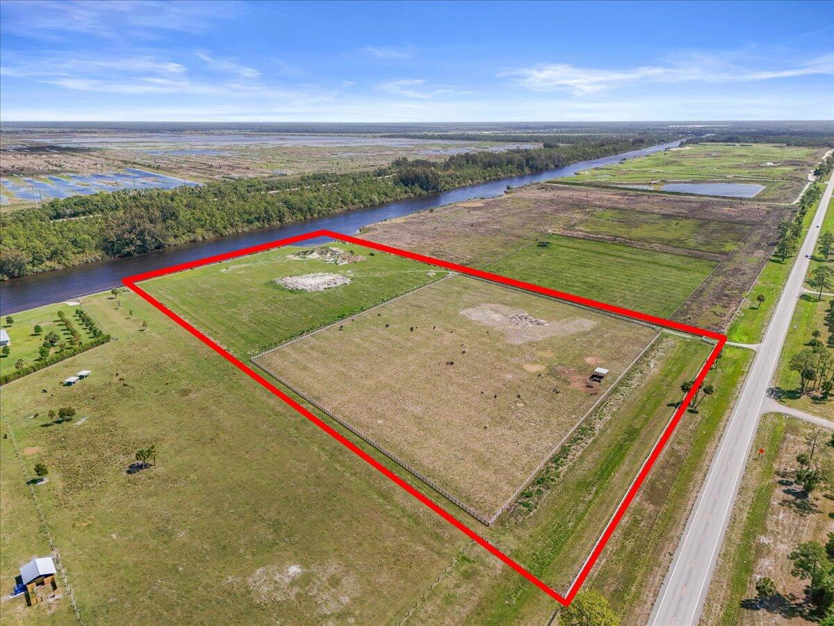 Foto de propiedad en 8105 SW Kanner Highway, Indiantown, FL 34956 Indiantown con MLS# 