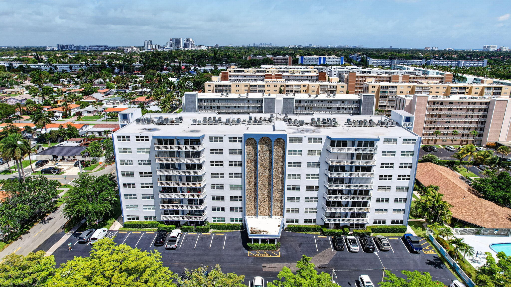Foto de propiedad en 400 NE 12th Avenue 405, Hallandale Beach, FL 33009 Hallandale Beach con MLS# 