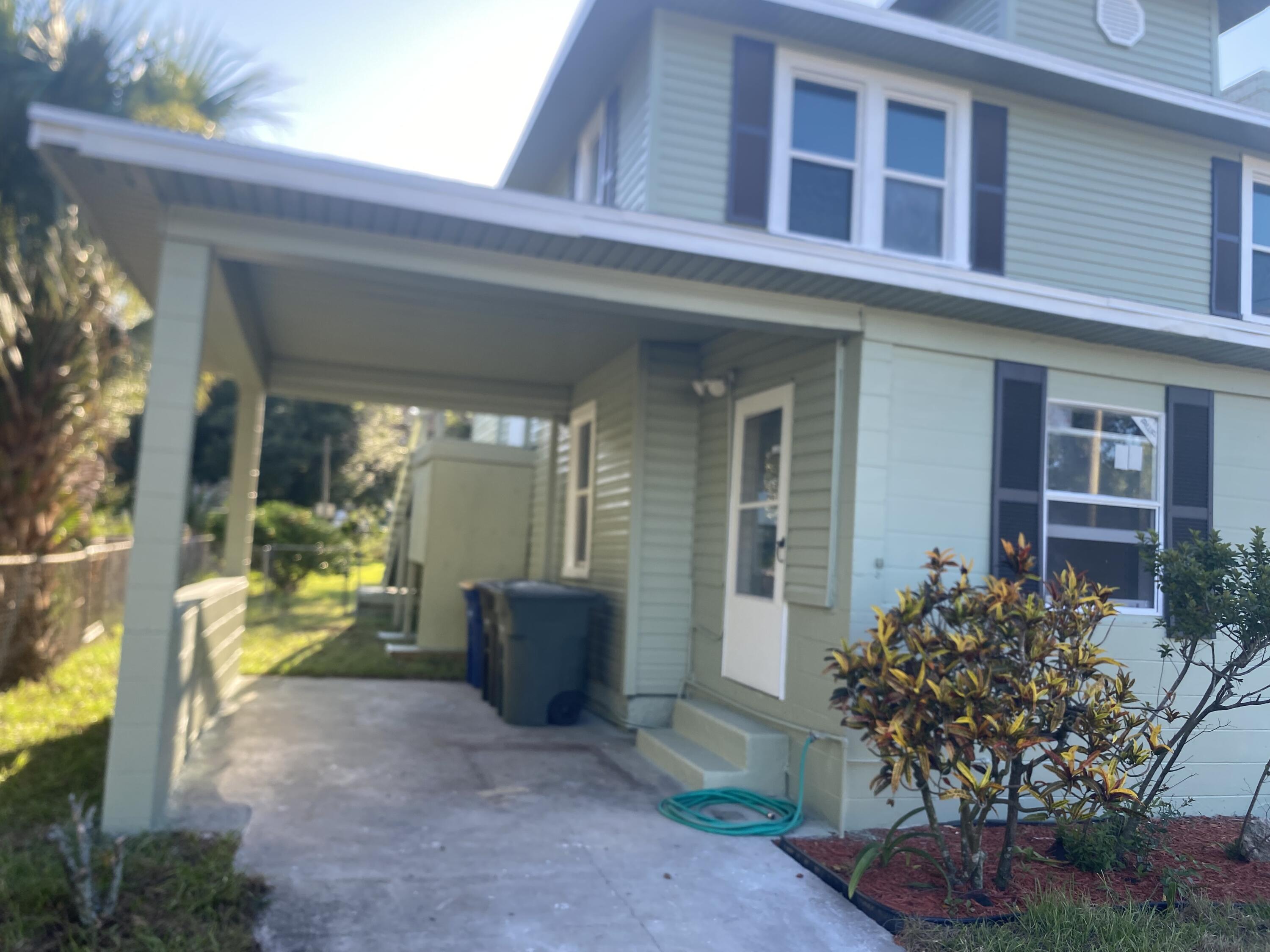 Foto de propiedad en 319 N 11th Street, Fort Pierce, FL 34950 Fort Pierce con MLS# 