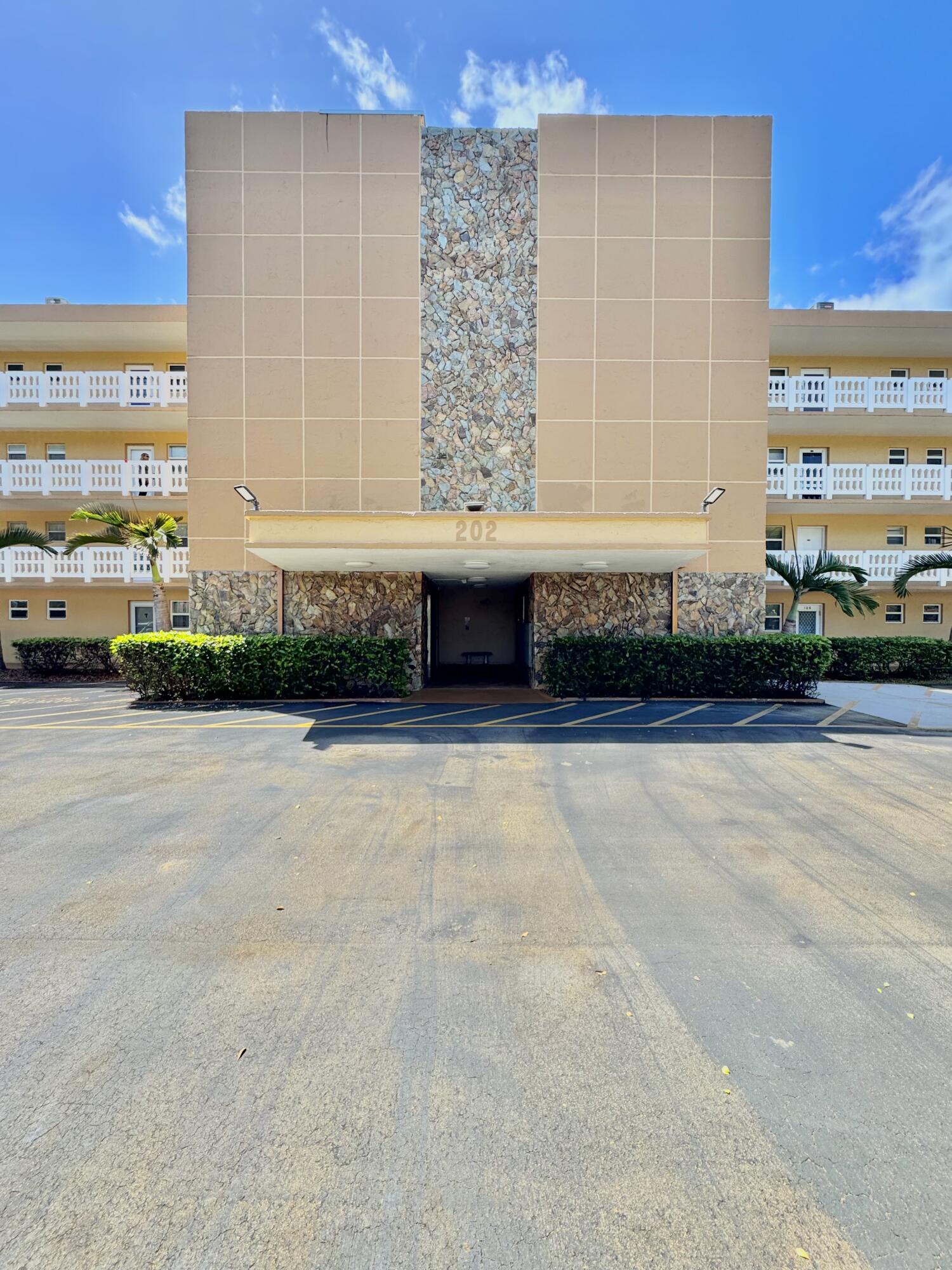 Foto de propiedad en 202 SE 10th Street 105, Dania Beach, FL 33004 Dania Beach con MLS# 