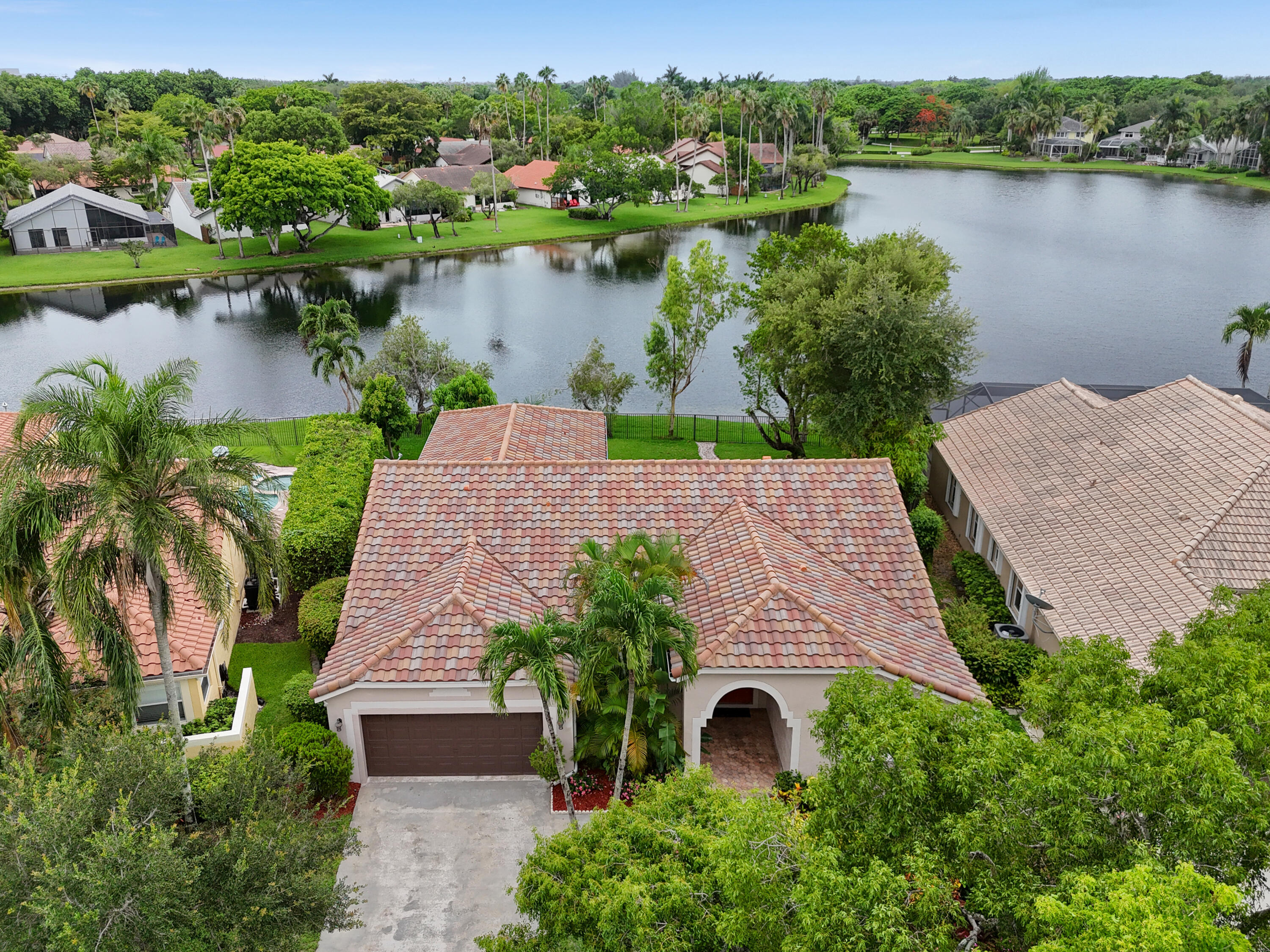 Foto de propiedad en 1968 Water Ridge Drive, Weston, FL 33326 Weston con MLS# 