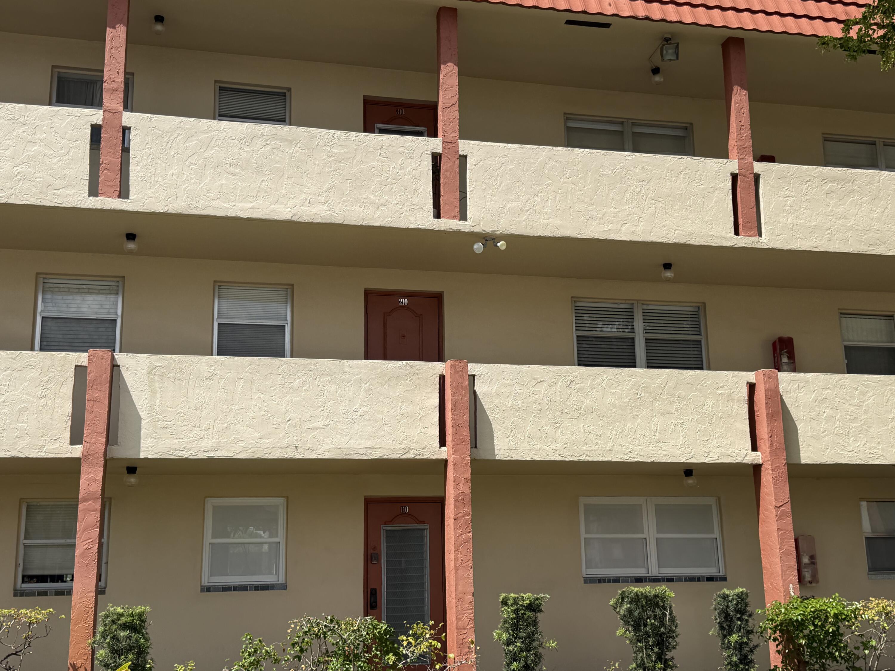 Foto de propiedad en 8051 Sunrise Lakes Drive N 210, Sunrise, FL 33322 Sunrise con MLS# 
