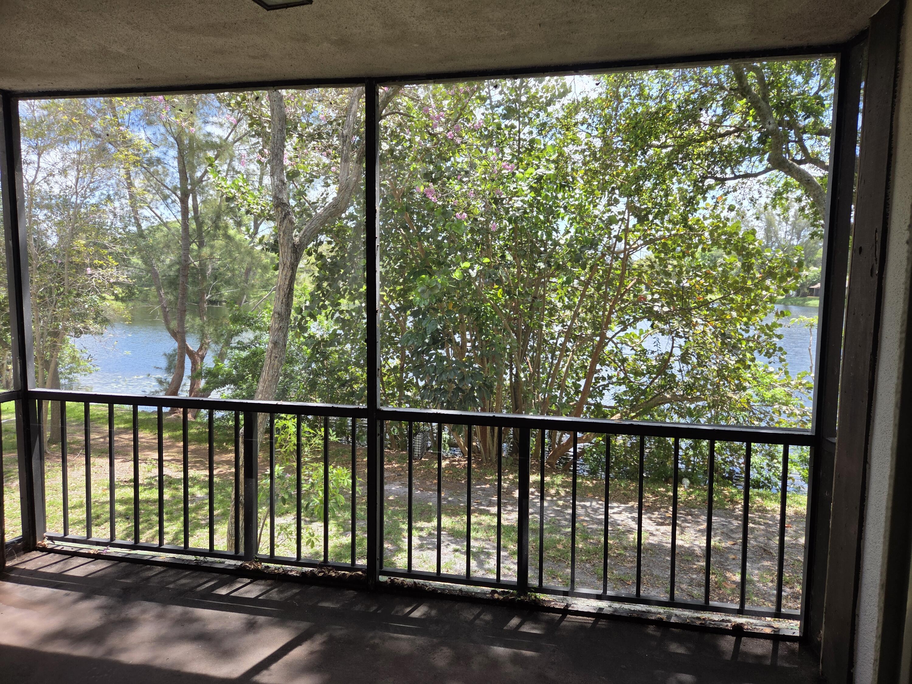 Foto de propiedad en 3720 Inverrary Drive 2b, Lauderhill, FL 33319 Lauderhill con MLS# 