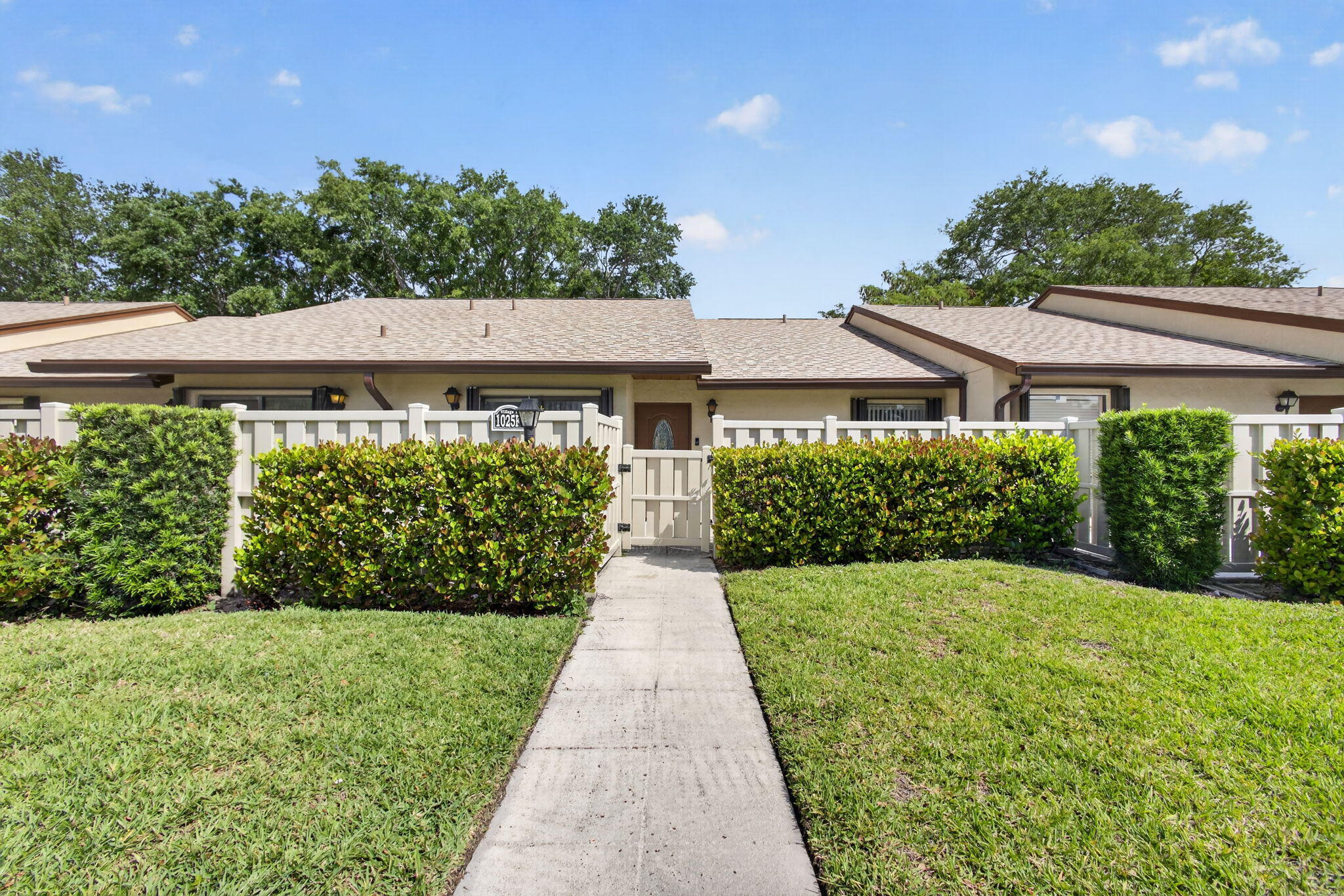 Foto de propiedad en 1025 Green Pine Boulevard F, West Palm Beach, FL 33409 West Palm Beach con MLS# 