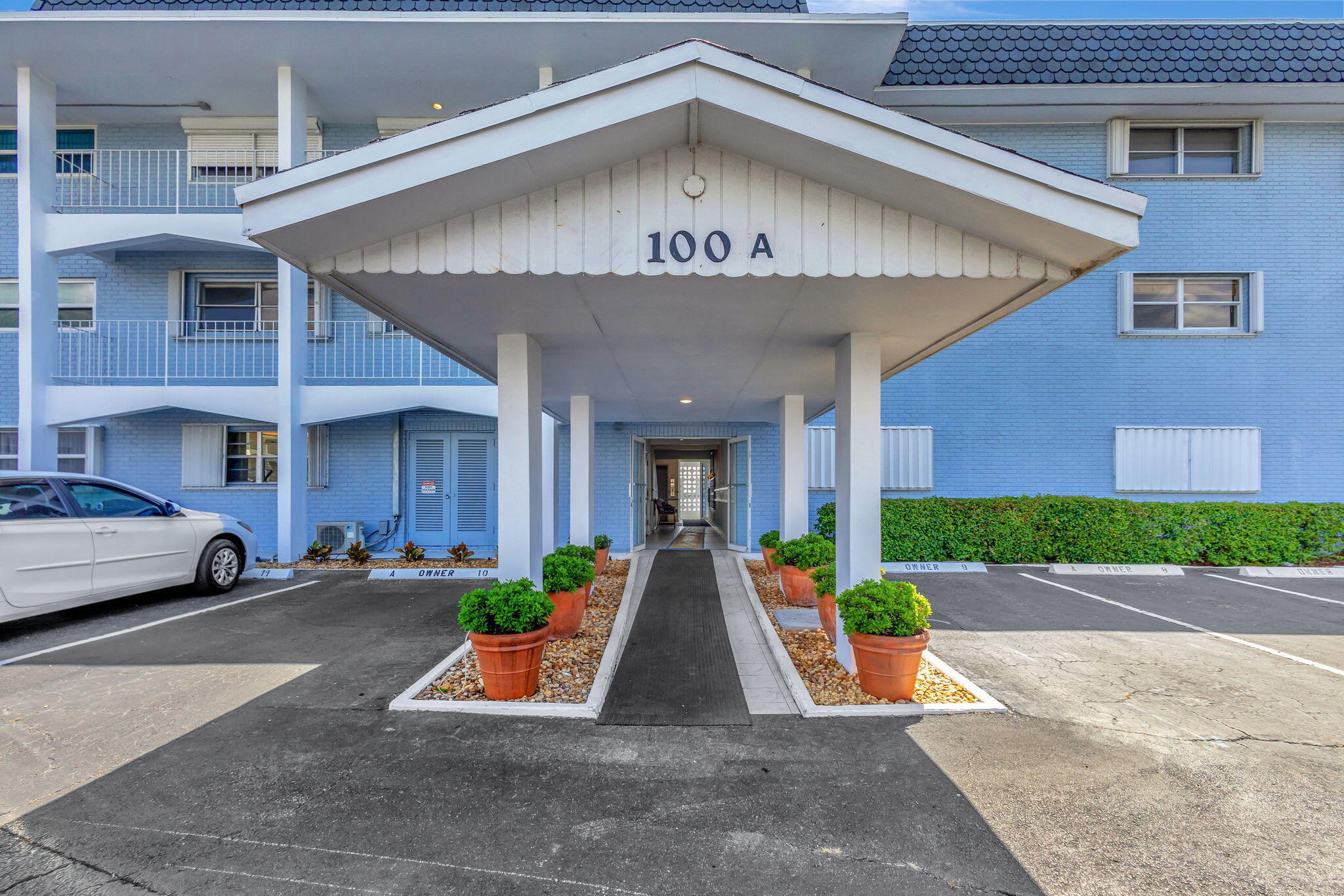 Foto de propiedad en 100 Shore Court 210, North Palm Beach, FL 33408 North Palm Beach con MLS# 