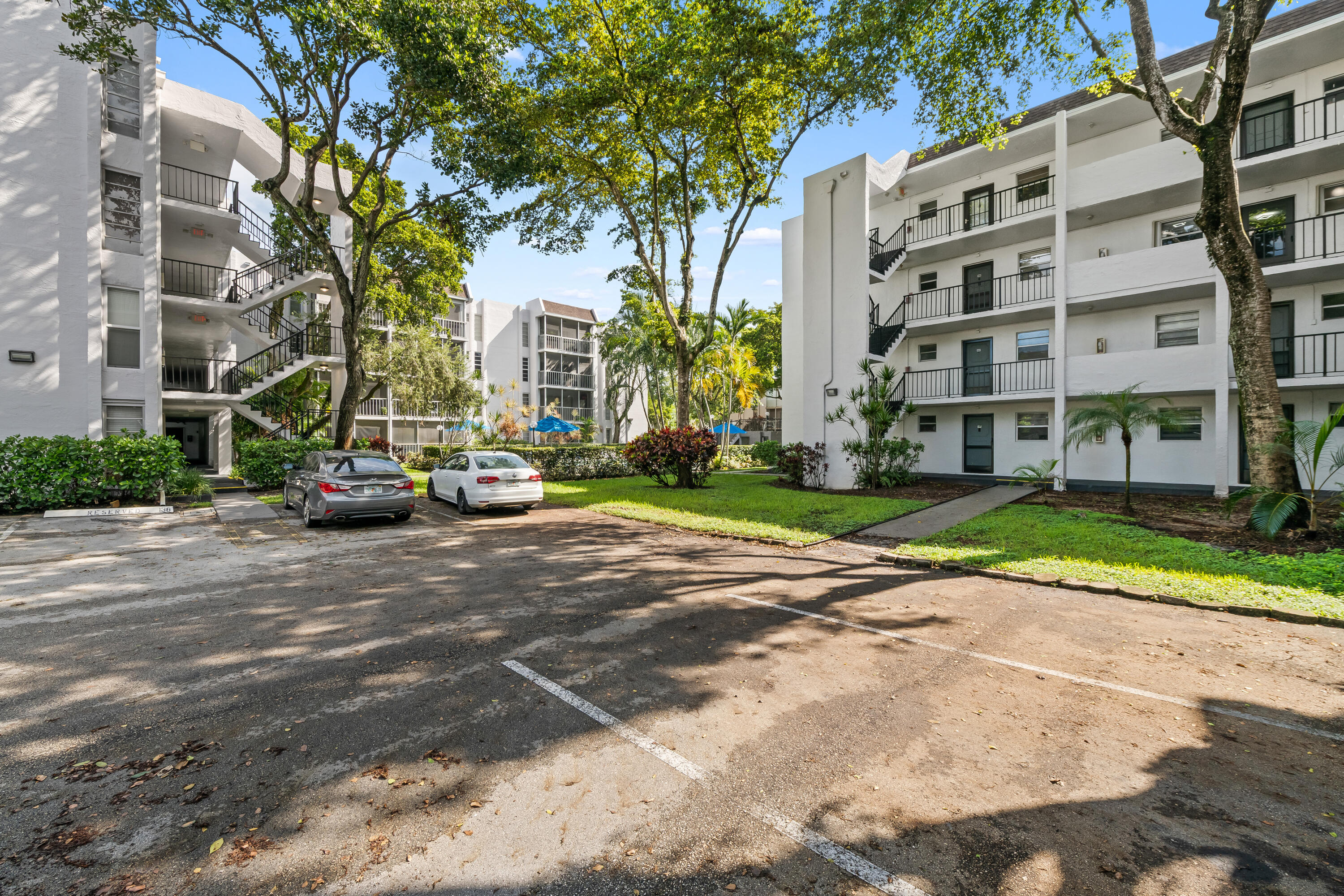 Foto de propiedad en 471 N Pine Island Road 302d, Plantation, FL 33324 Plantation con MLS# 