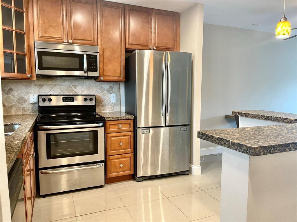 Foto de propiedad en 809 W Oakland Park Boulevard J12, Oakland Park, FL 33311 Oakland Park con MLS# 