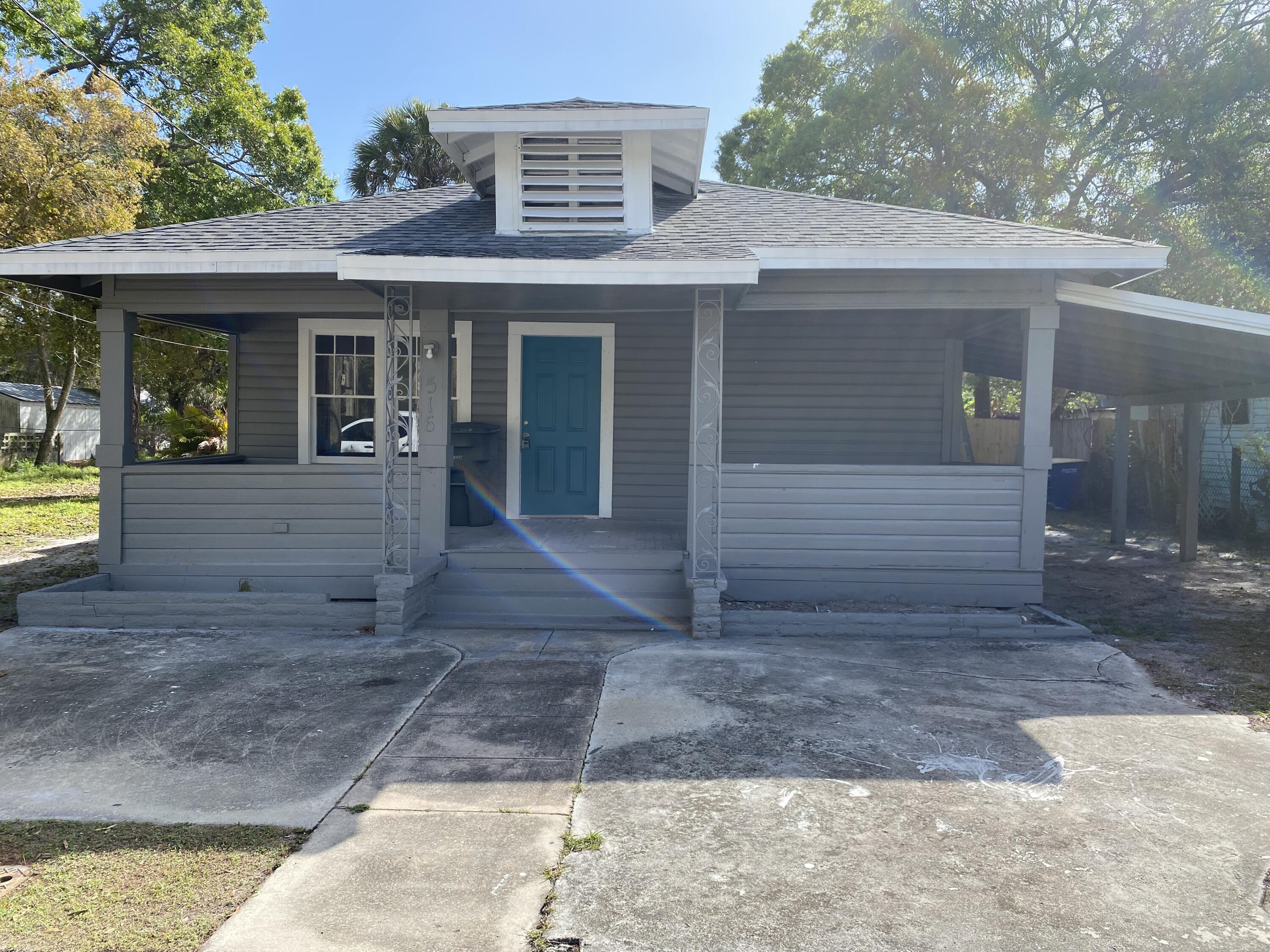 Foto de propiedad en 516 S 11th Street, Fort Pierce, FL 34950 Fort Pierce con MLS# 