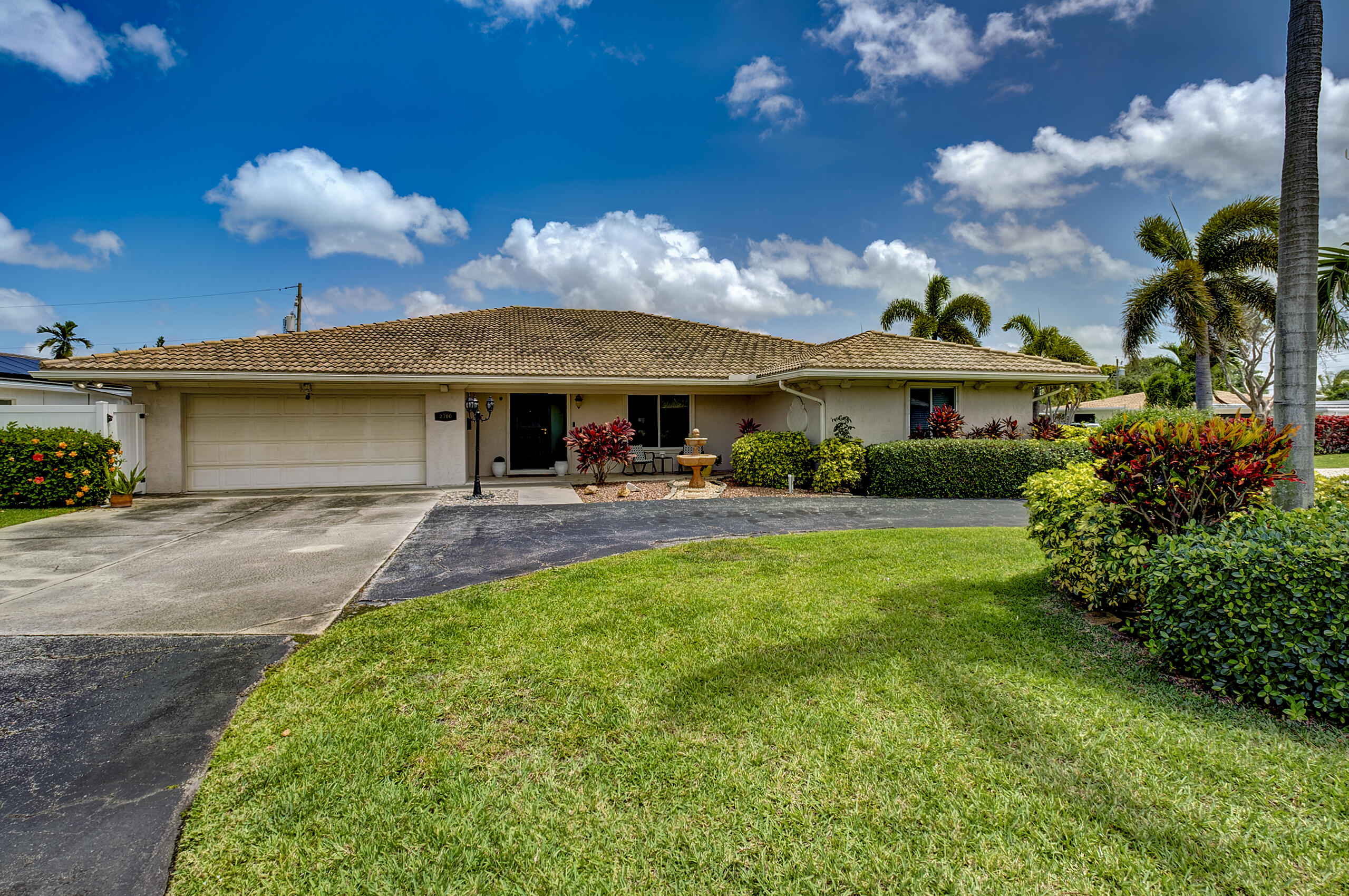Foto de propiedad en 2700 NE 4th Way, Boca Raton, FL 33431 Boca Raton con MLS# 