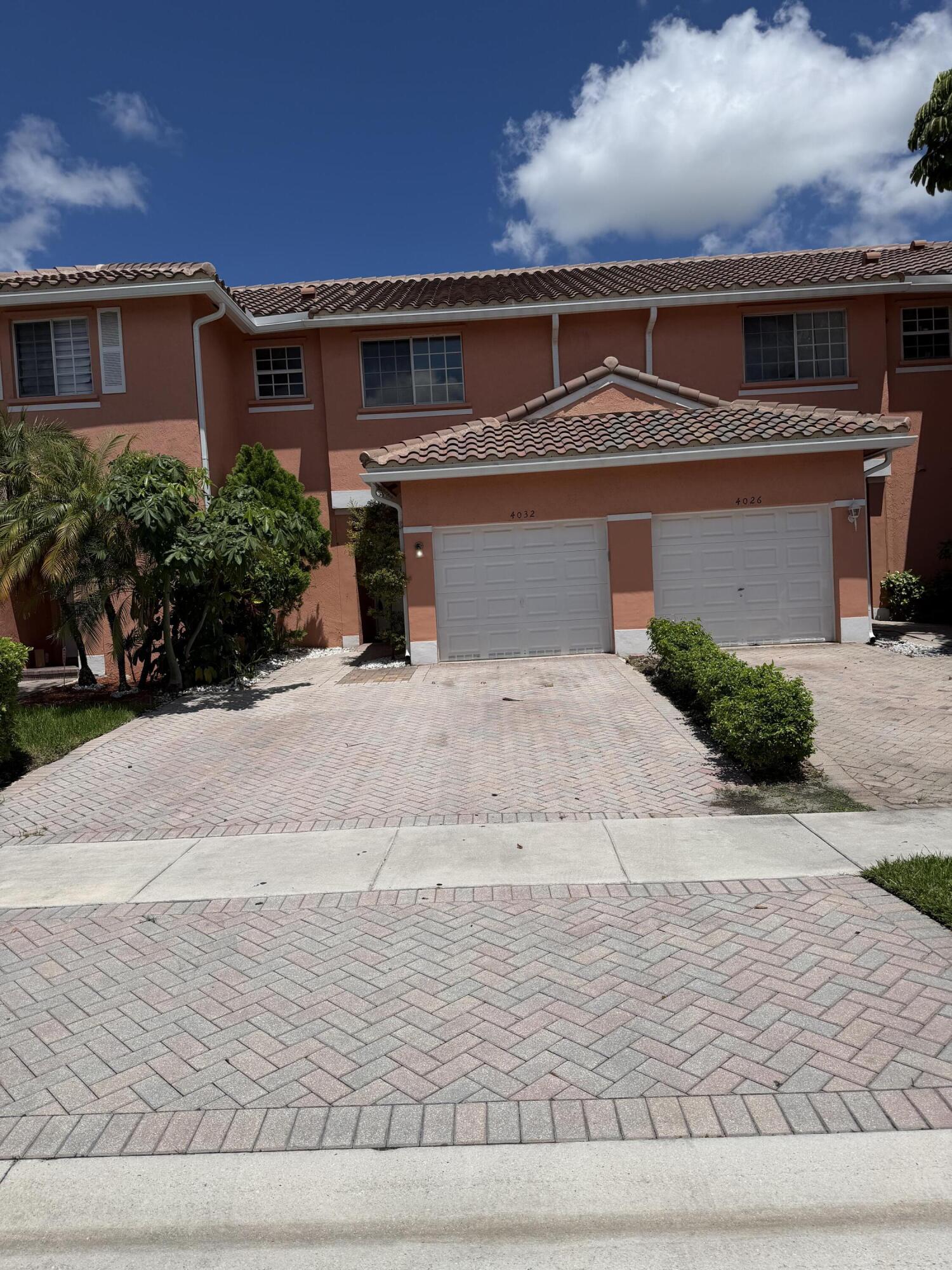 Foto de propiedad en 4032 NW 92nd Avenue 4032, Sunrise, FL 33351 Sunrise con MLS# 