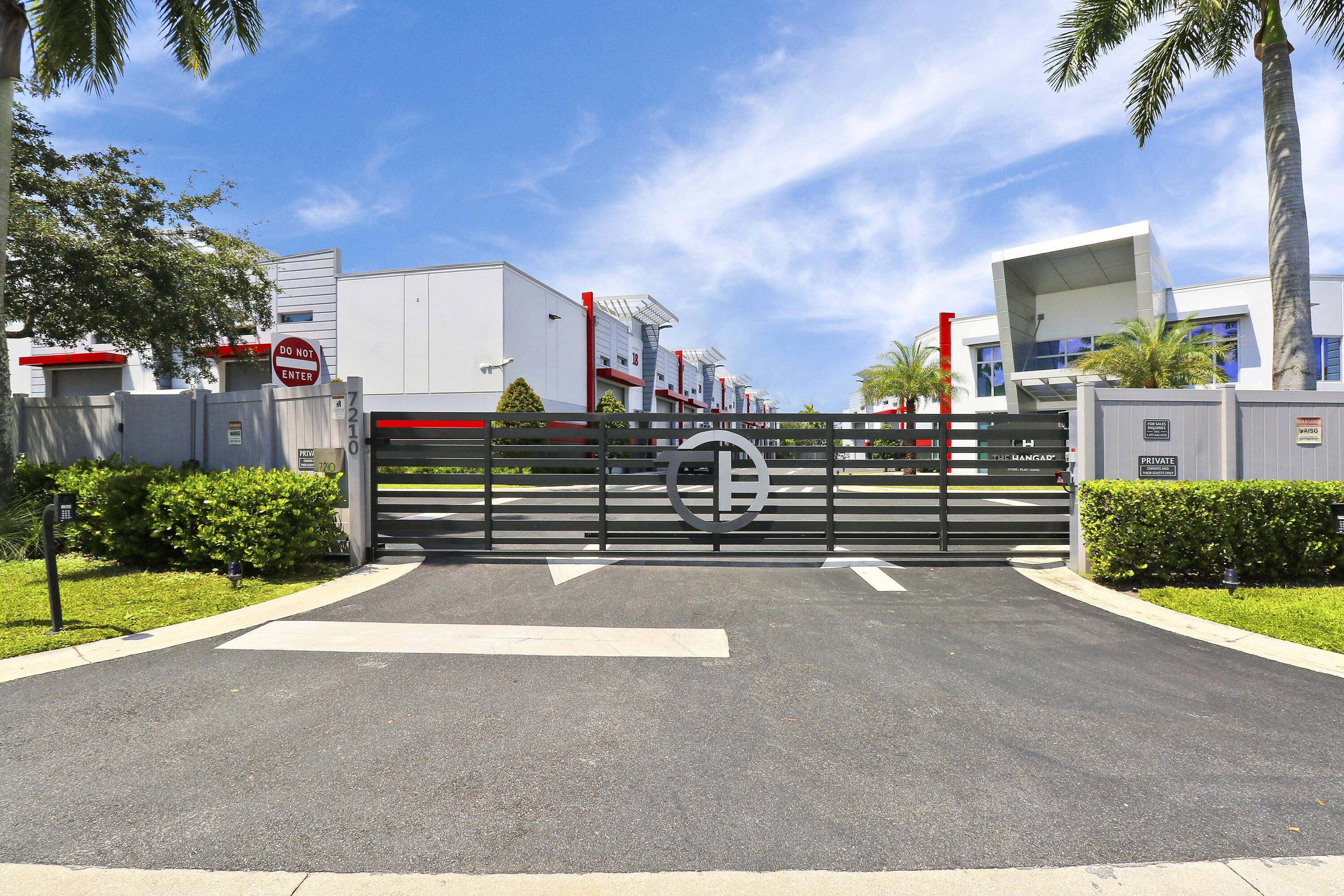 Foto de propiedad en 7210 Haverhill Business Parkway 31 & 32, Riviera Beach, FL 33407 Riviera Beach con MLS# 